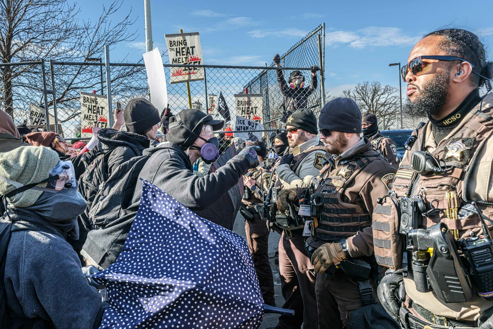 Polizeibeamte in Minneapolis halten Demonstranten gegen ICE-Einsätze zurück.