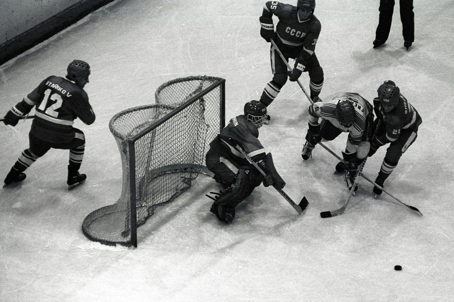 Dieter Frenzel (2.v.r., DDR) gegen Goalie Vladimir Myshkin, Sergei Shepelev (r.) und Sergei Starikov (l.) aus der UdSSR.