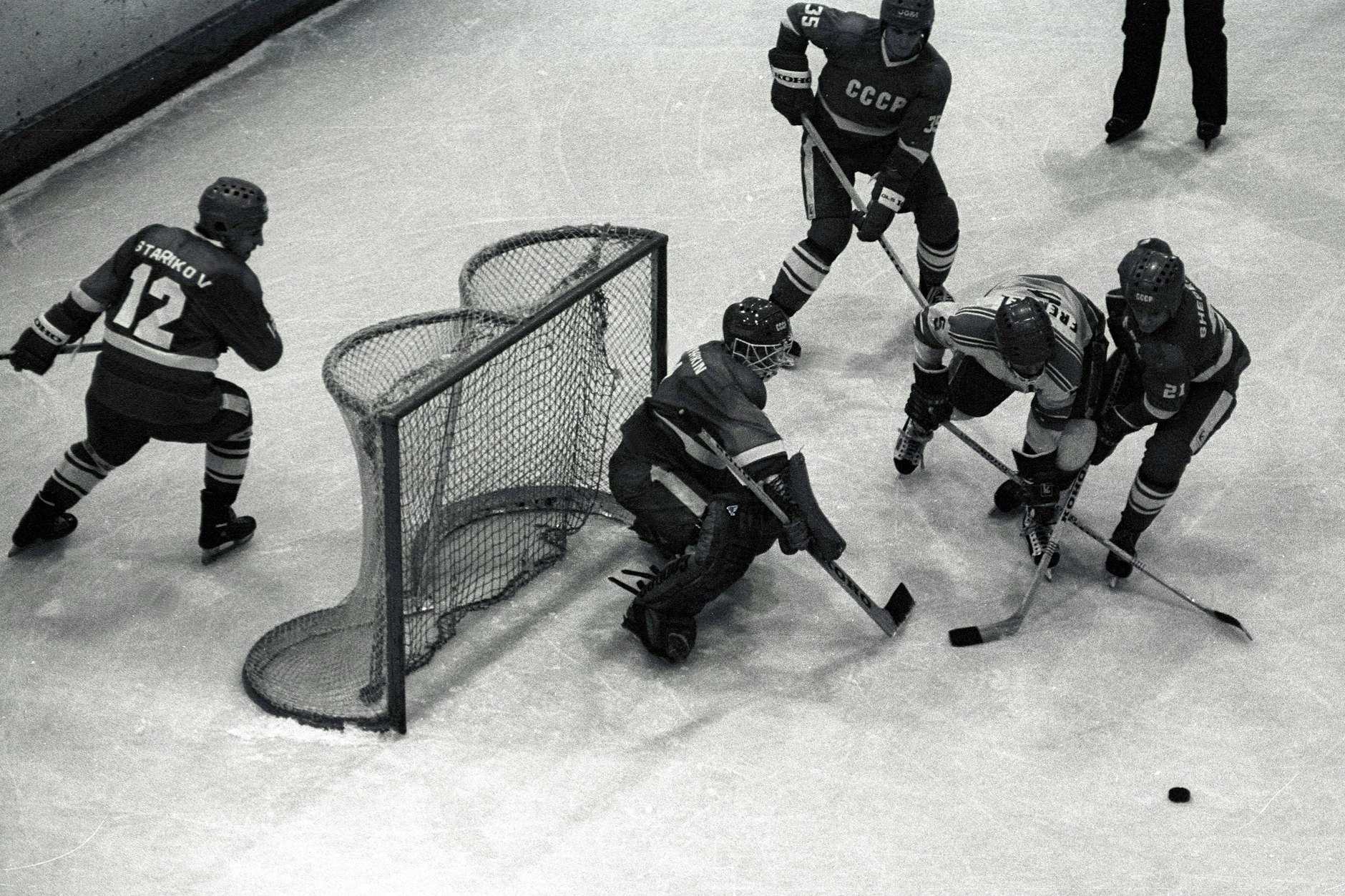 Dieter Frenzel (2.v.r., DDR) gegen Goalie Vladimir Myshkin, Sergei Shepelev (r.) und Sergei Starikov (l.) aus der UdSSR.