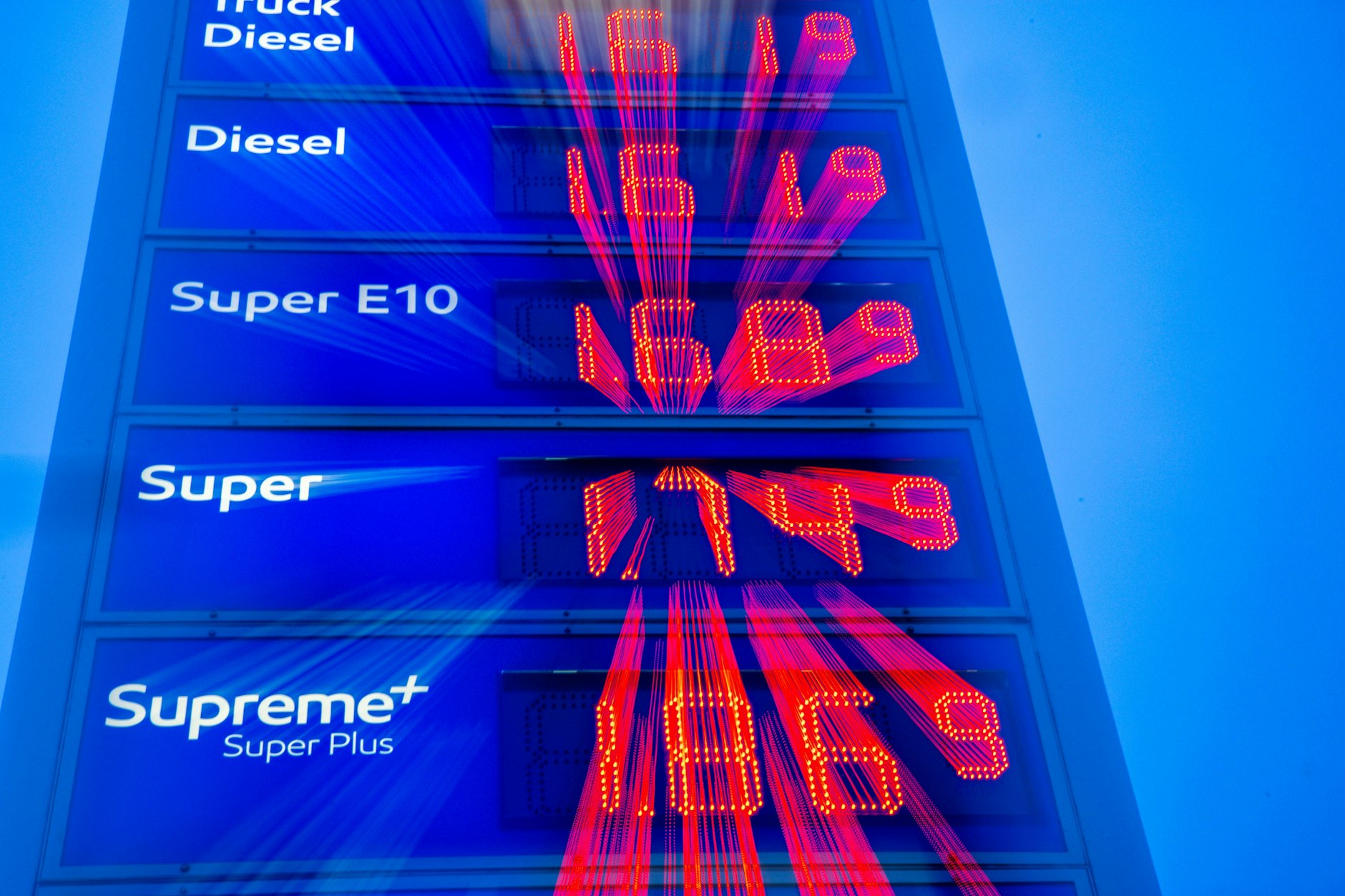 Der Anstieg des Ölpreises wirkt sich unmittelbar auf Benzin- und Dieselpreise in Deutschland aus – auch wenn die Versorgung gesichert bleibt.