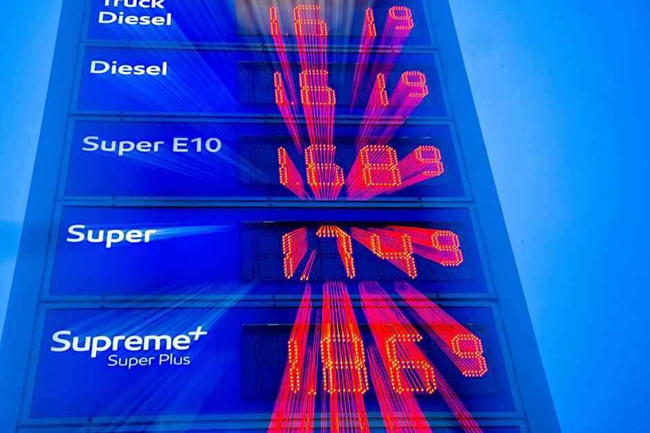 Der Anstieg des Ölpreises wirkt sich unmittelbar auf Benzin- und Dieselpreise in Deutschland aus – auch wenn die Versorgung gesichert bleibt.