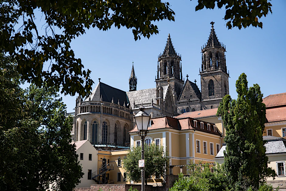 Der Dom zu Magdeburg gesehen aus der Mauerpromenade.