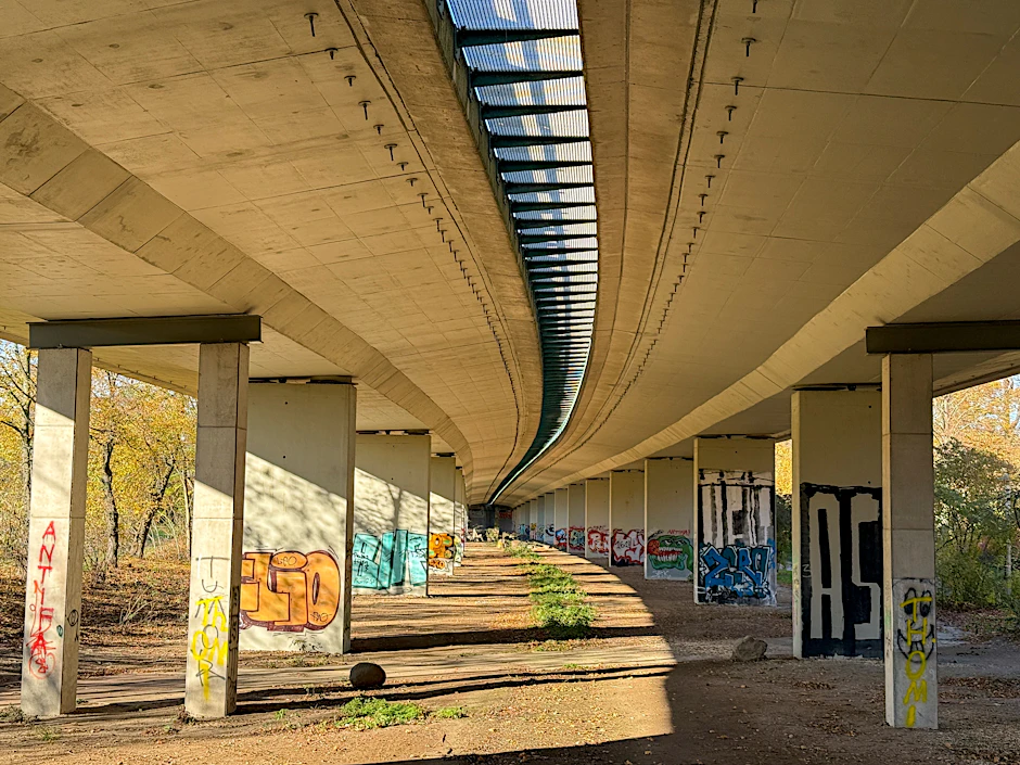 Die zwischen 1970 und 1976 errichtete Agra-Brücke im Leipziger Süden muss ersetzt werden: Das Bauwerk gilt als marode.