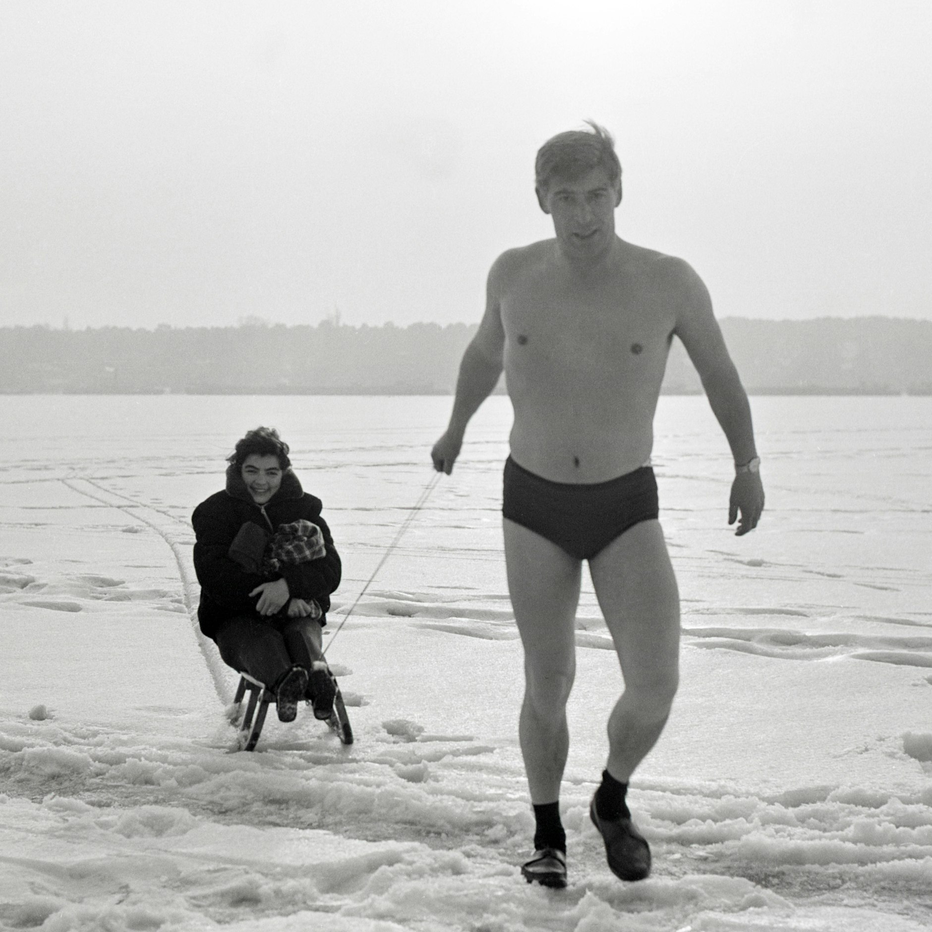 Im Januar 1963: Ein bisschen Winterspaß mit Kati Szekely und Jürgen Frohriep. Die beiden Schauspieler posieren für Fotos auf dem zugefrorenen Müggelsee.