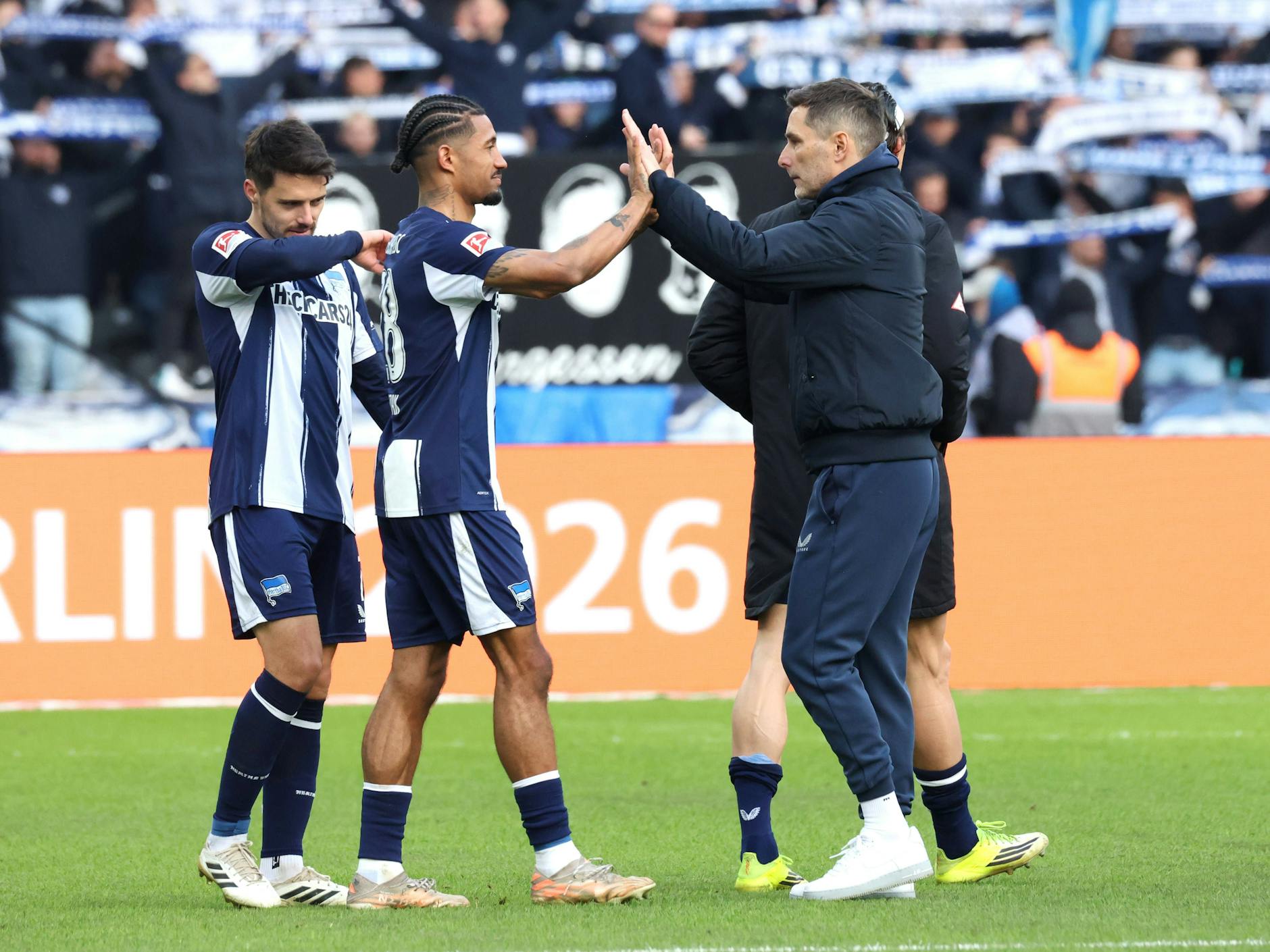 Hertha-Trainer Stefan Leitl klatscht nach dem 2:1 gegen Nürnberg mit Jeremy Dudziak ab.