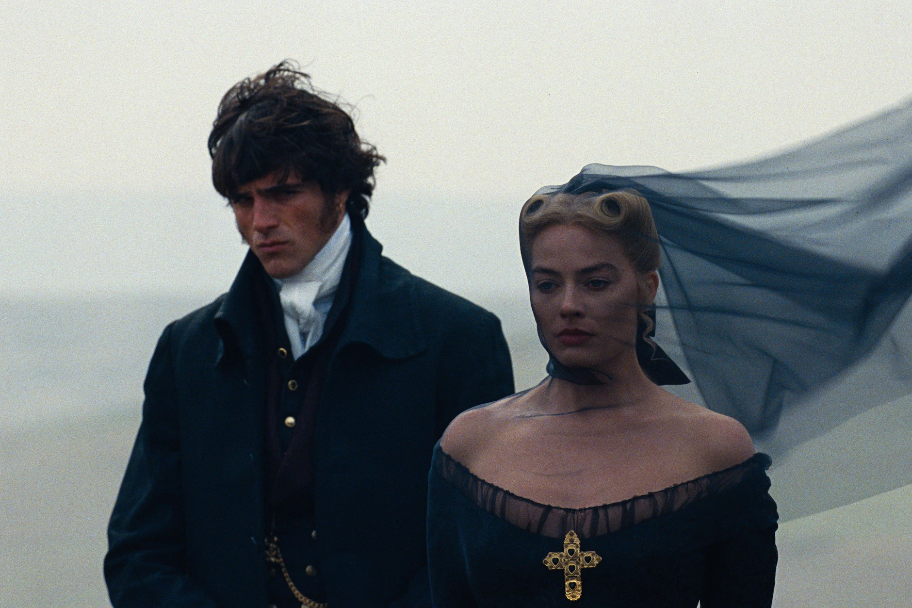 Jacob Elordi und Margot Robbie in dem Film „Wuthering Heights“.