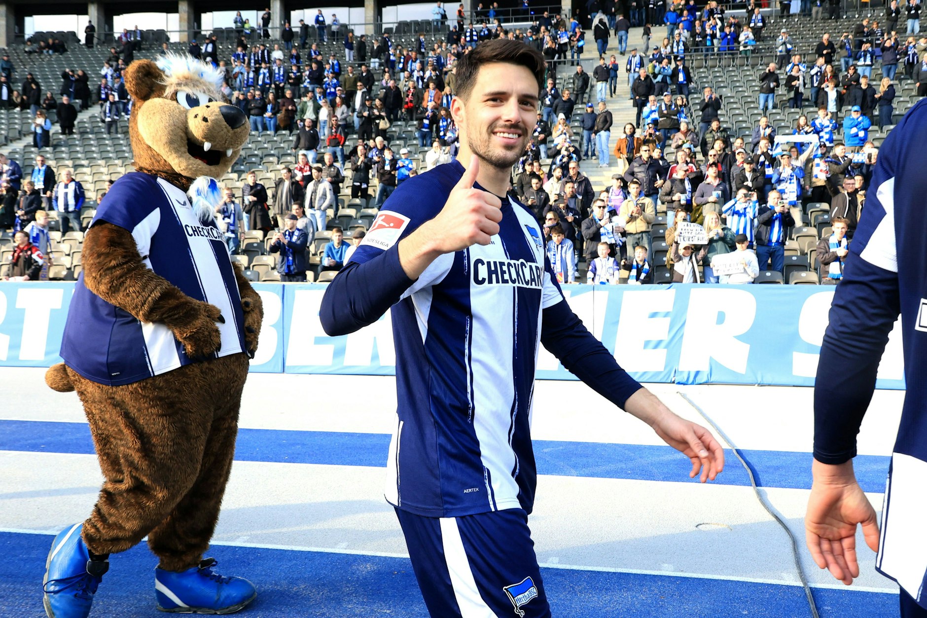 Daumen hoch! Für Neuzugang Josip Brekalo läuft es bei Hertha BSC. Vier Spiele, drei Tore.
