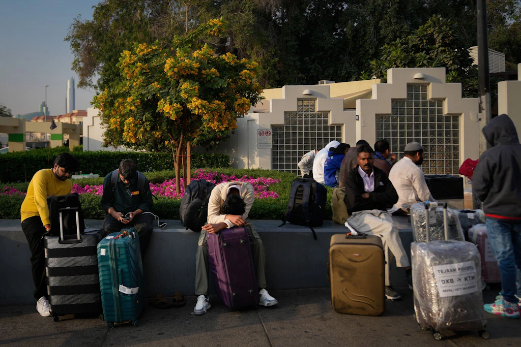 Gestrandete Menschen am internationalen Flughafen von Dubai. 