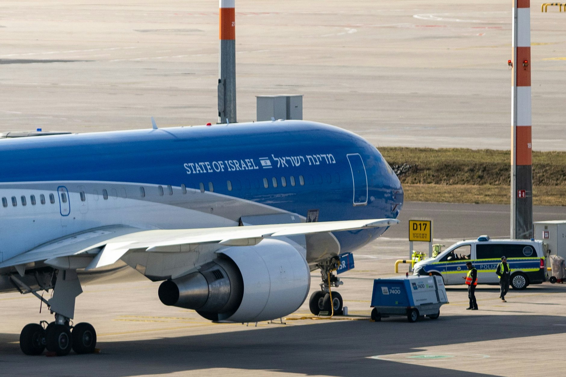 Israels Staatsflugzeug „Flügel Zions“ steht am Flughafen BER, bewachst von der Bundespolizei.