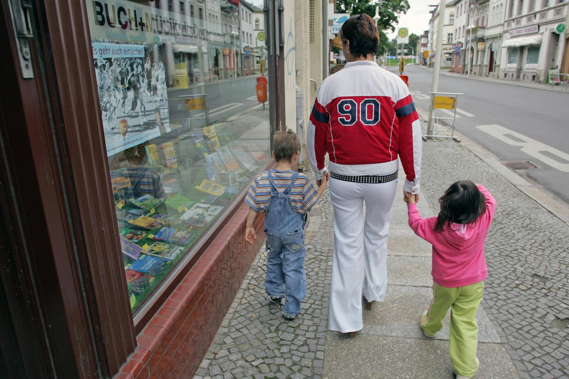 Junge Frau mit Kindern im brandenburgischen Spremberg. Der Osten erlitt in den ersten Jahren der Einheit einen historischen Geburteneinbruch.
