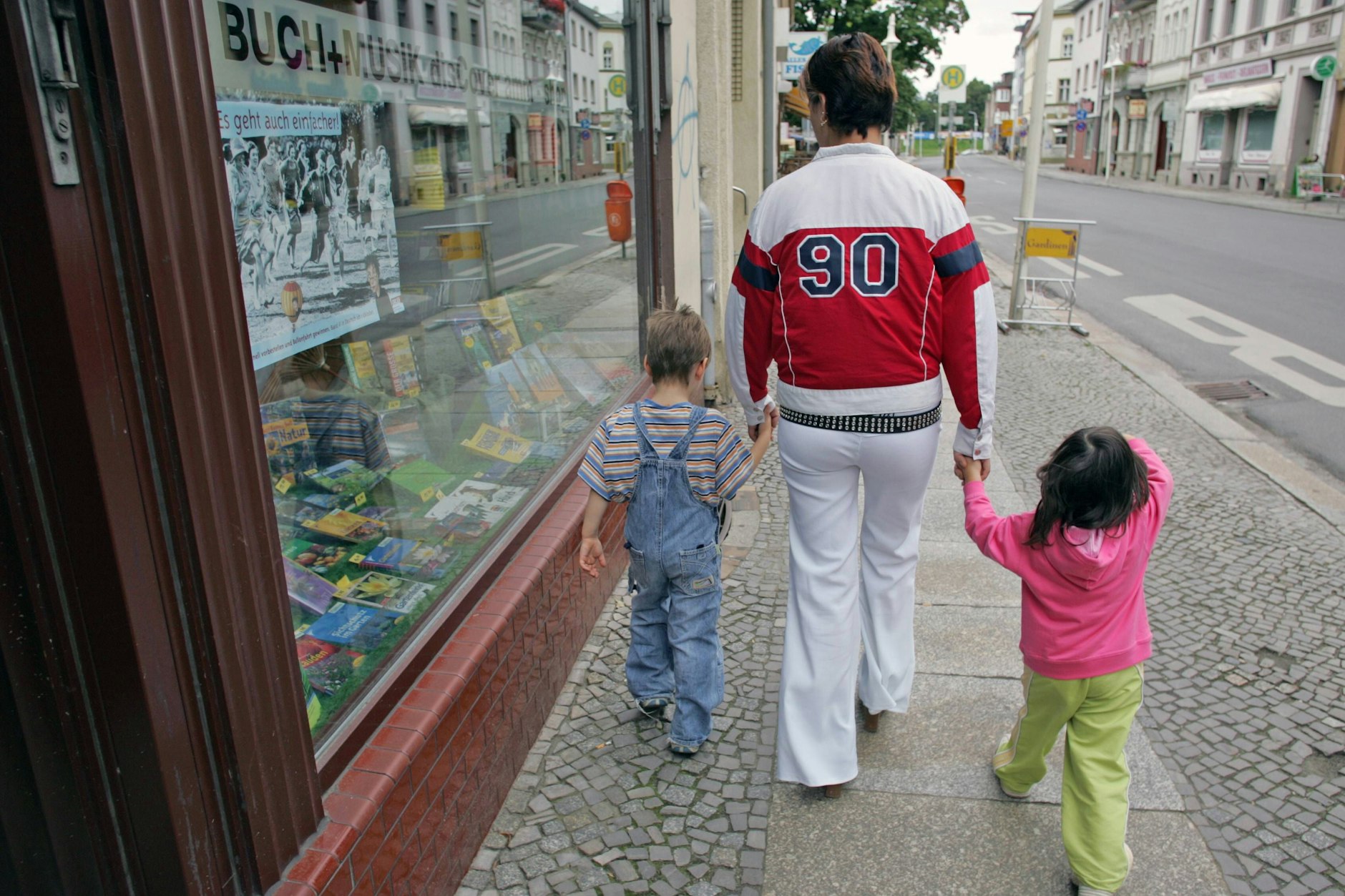 Junge Frau mit Kindern im brandenburgischen Spremberg. Der Osten erlitt in den ersten Jahren der Einheit einen historischen Geburteneinbruch.