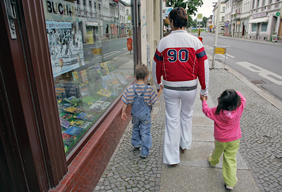 Junge Frau mit Kindern im brandenburgischen Spremberg. Der Osten erlitt in den ersten Jahren der Einheit einen historischen Geburteneinbruch.