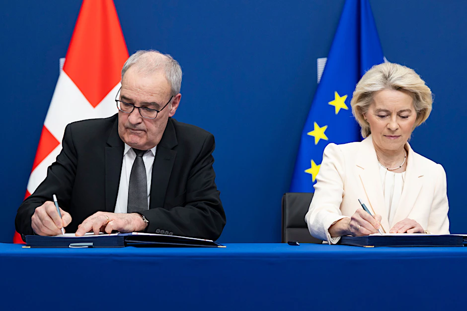 Der Schweizer Bundespräsident Guy Parmelin und Ursula von der Leyen, Präsidentin der Europäischen Kommission, unterzeichnen ein neues Abkommen in Brüssel.