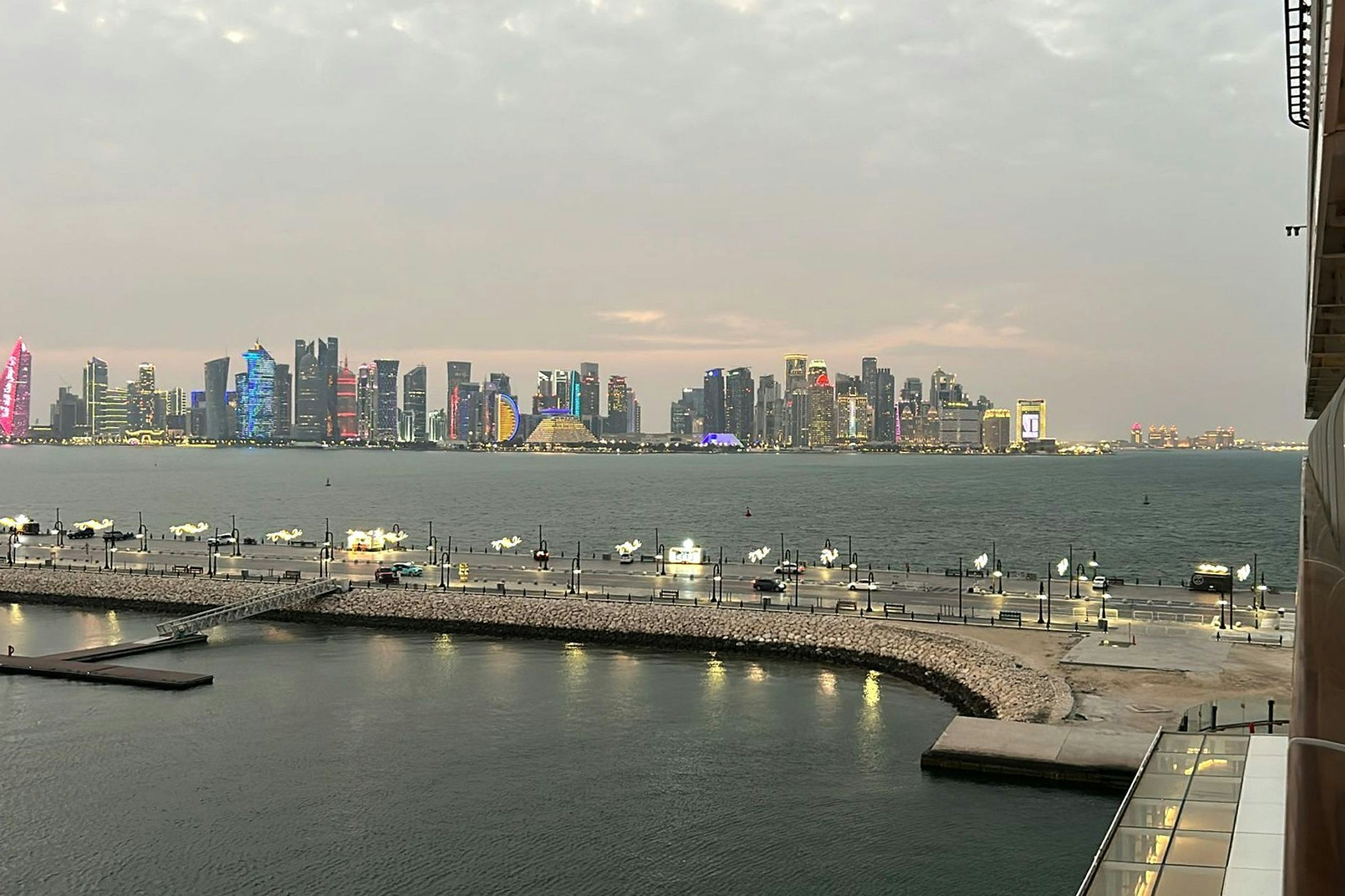 Das Kreuzfahrtschiff "Mein Schiff 5" liegt im Hafen von Doha.