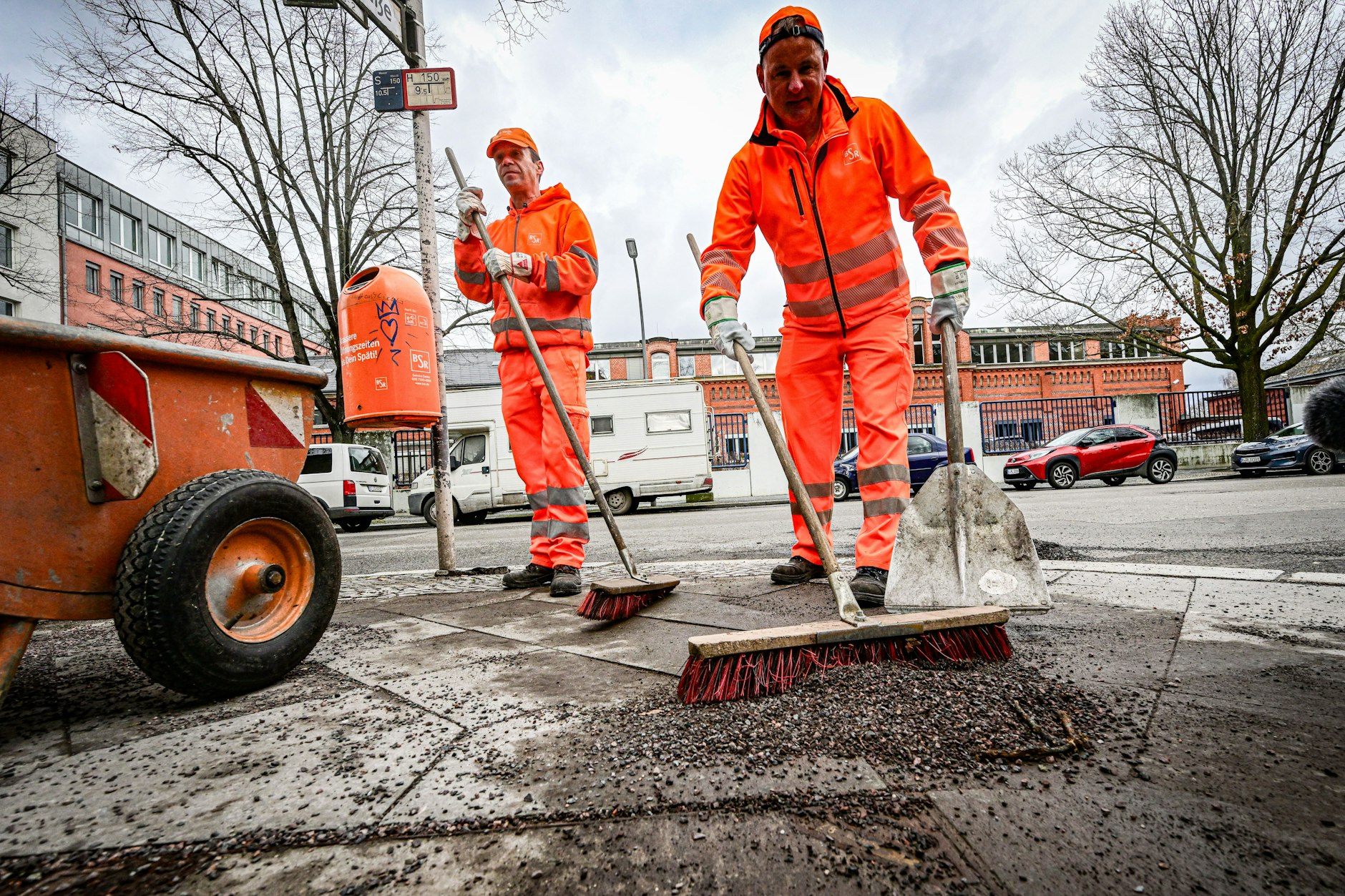 Sie halten unsere Stadt sauber. Auch Mitarbeiter der BSR dürfen sich über mehr Gehalt freuen.