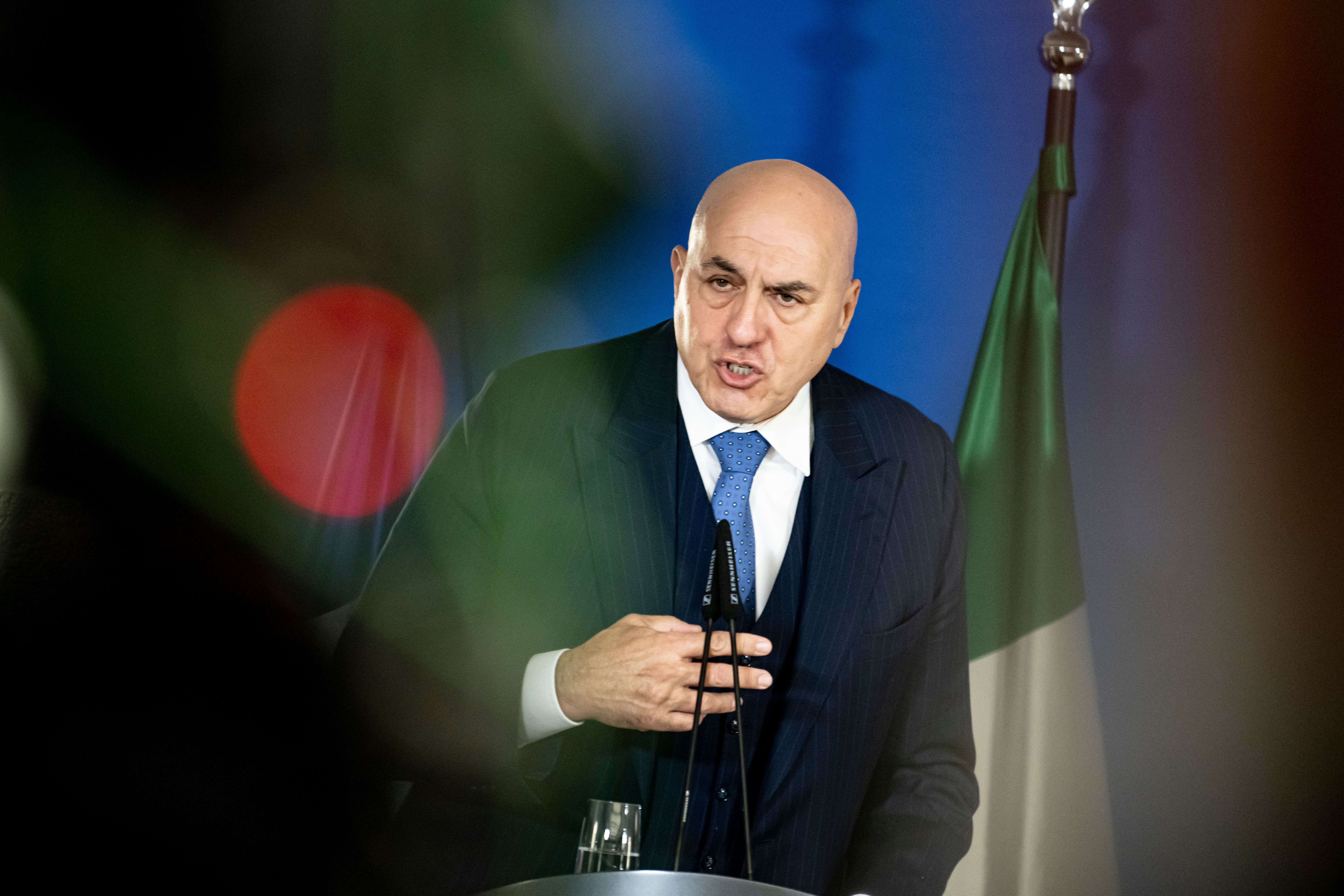 Iran-Angriff ohne Vorwarnung: Italiens Verteidigungsminister in Dubai gestrandet