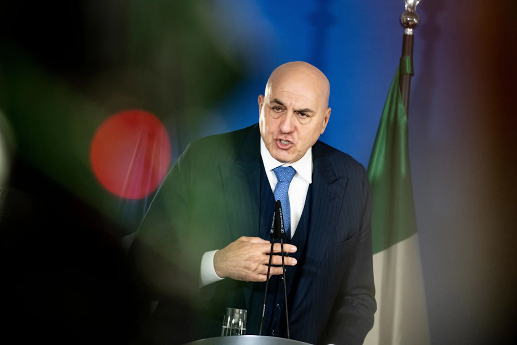 Iran-Angriff ohne Vorwarnung: Italiens Verteidigungsminister in Dubai gestrandet