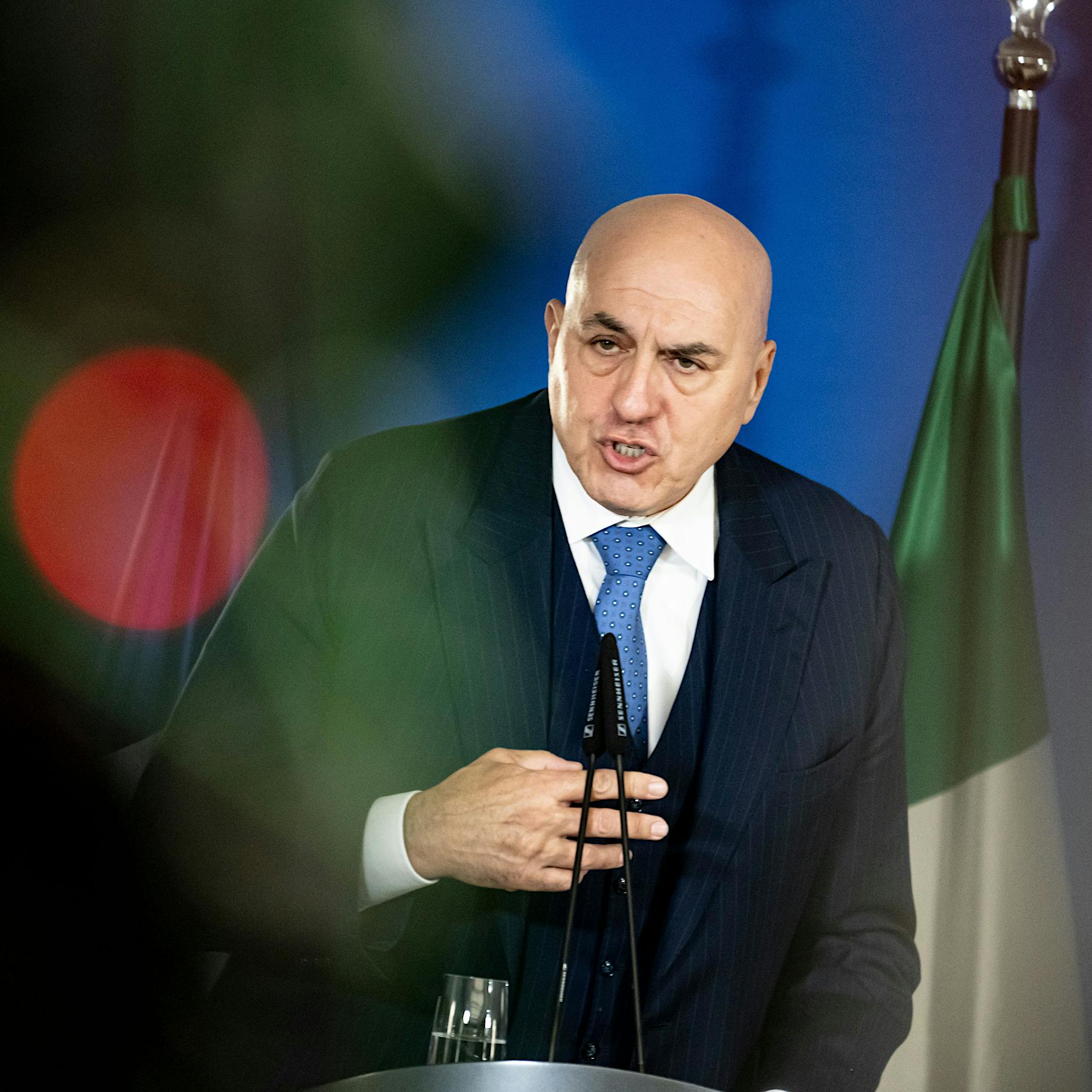 Iran-Angriff ohne Vorwarnung: Italiens Verteidigungsminister in Dubai gestrandet