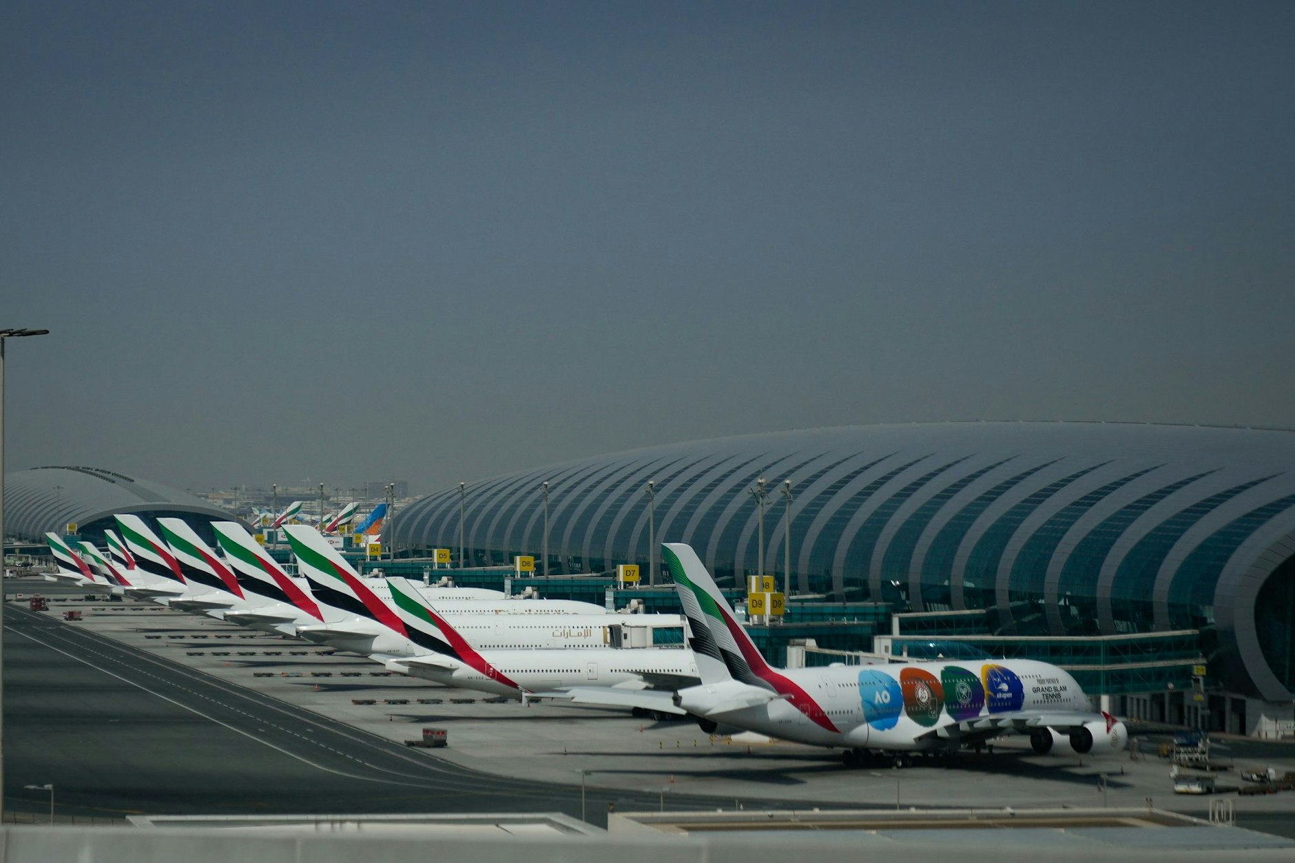 Emirates-Flugzeuge werden nach der Schließung des Dubai International Airport geparkt.