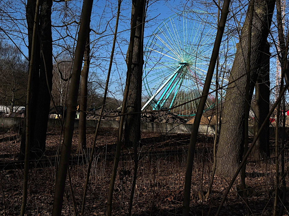 Zwischen Bäumen erkennbar ist das historische Riesenrad im Spreepark. Nach einer umfassenden Sanierung wird es wieder aufgebaut und soll im kommenden Jahr die Besucher auf 40 Meter Höhe transportieren.
