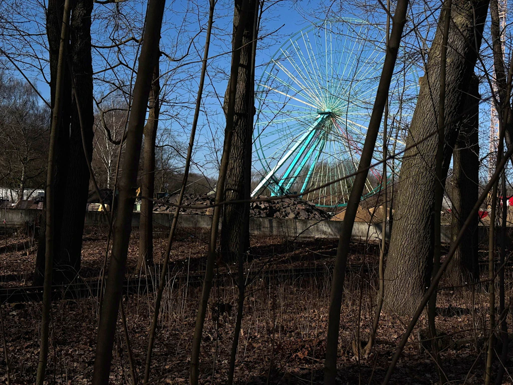Zwischen Bäumen erkennbar ist das historische Riesenrad im Spreepark. Nach einer umfassenden Sanierung wird es wieder aufgebaut und soll im kommenden Jahr die Besucher auf 40 Meter Höhe transportieren.