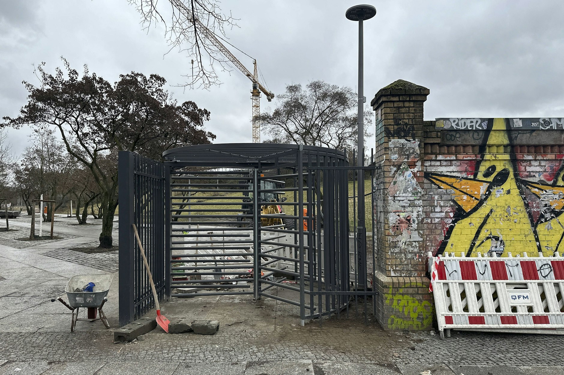 16 dieser Tore werden jetzt jede Nacht rund um den Görlitzer Park verschlossen.