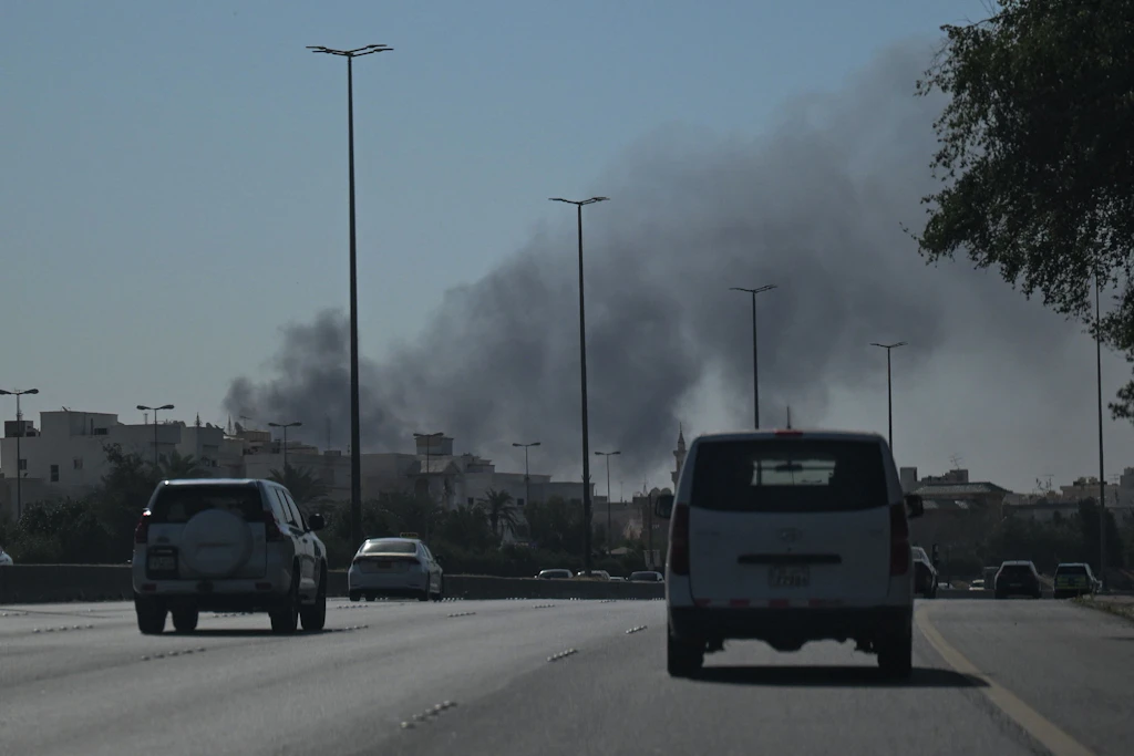 Kuwait: Rauch steigt nach einem mutmaßlichen iranischen Angriff in der Gegend aufsteigt, in der sich die US-Botschaft befindet.