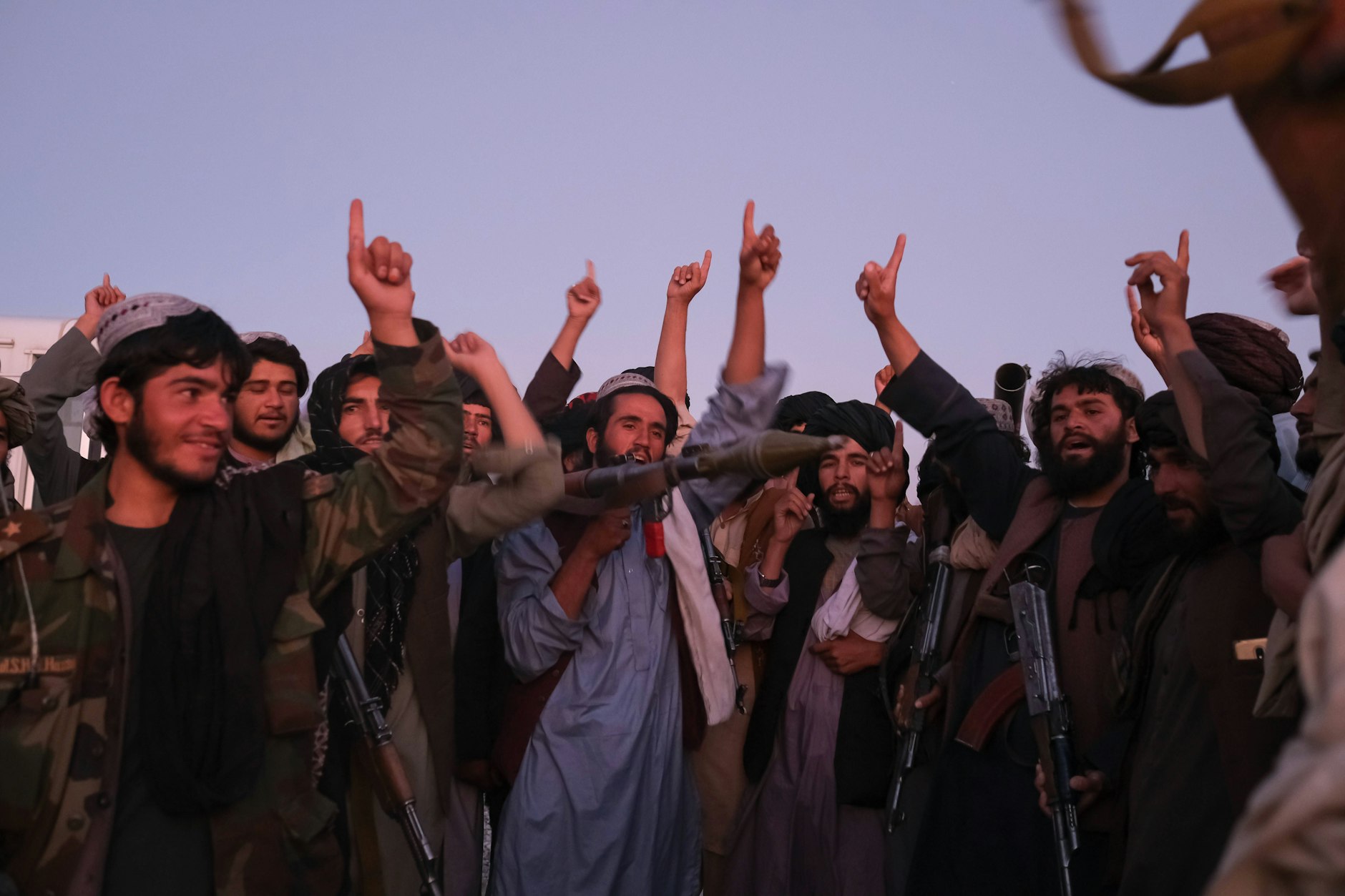 Taliban-Patrouille auf dem Stützpunkt Bagram nach dem Abzug der amerikanischen Truppen.