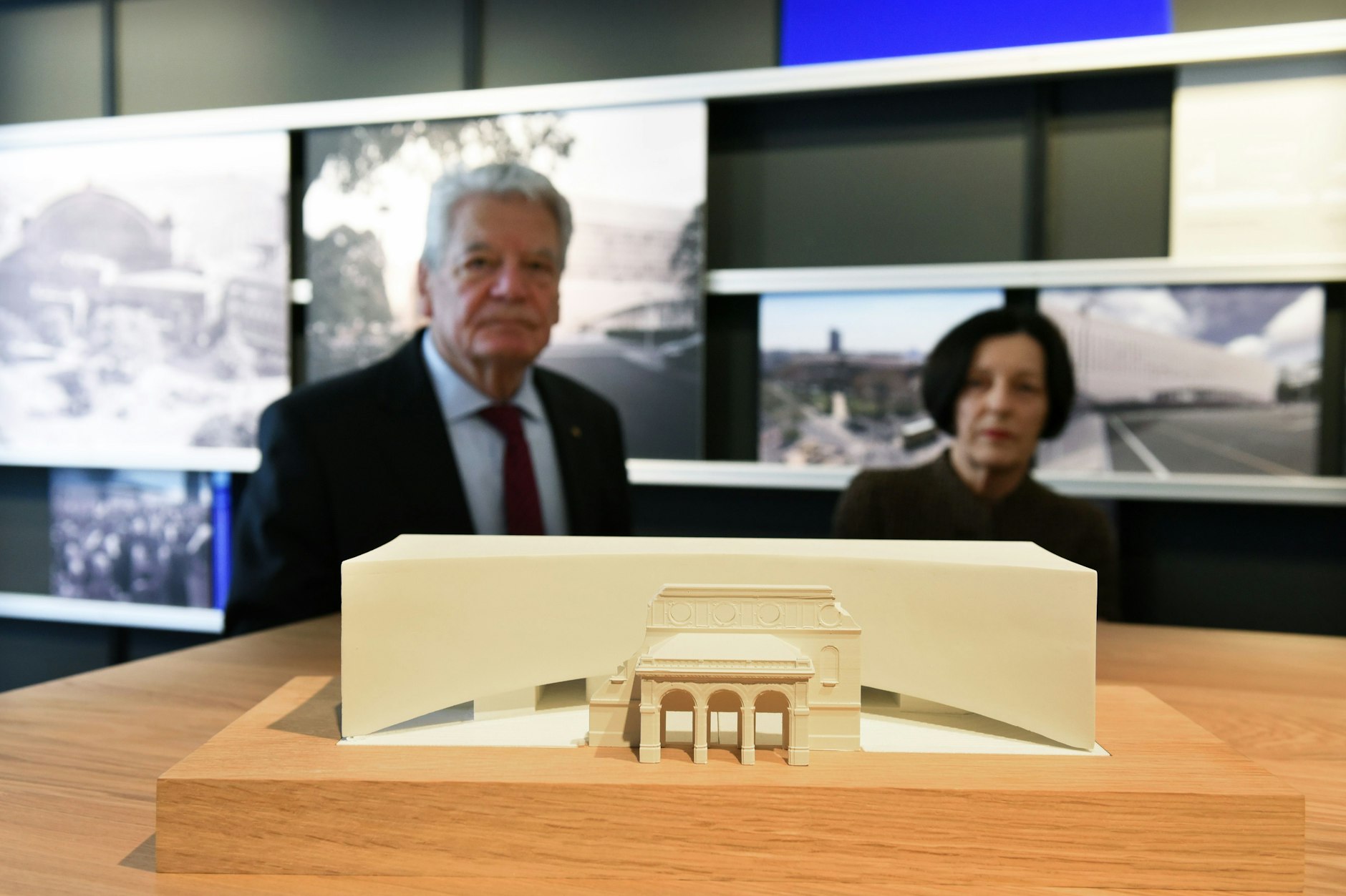 Das Modell für den Neubau des Exilmuseums am Anhalter Bahnhof, dahinter Joachim Gauck und Herta Müller, die&nbsp;Schirmherren des Museums