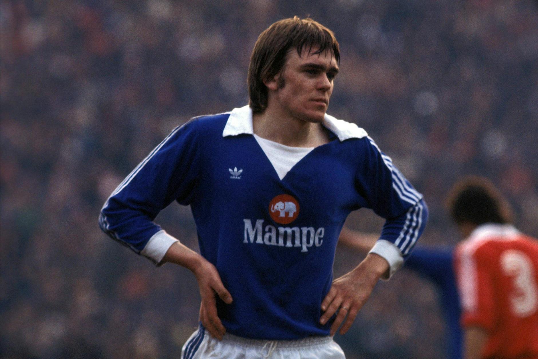 Der frühere Hertha-Torjäger Karl-Heinz Granitza im kultigen Mampe-Trikot. Der Stürmer schoss Tore am Fließband.