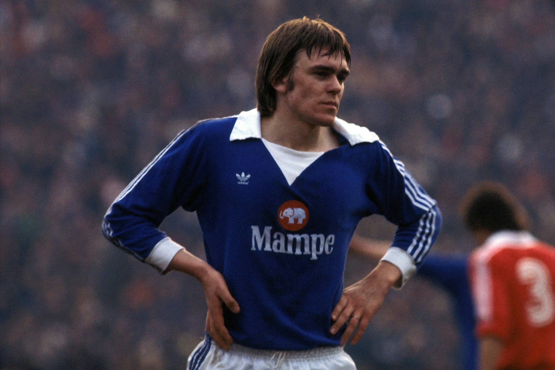 Der frühere Hertha-Torjäger Karl-Heinz Granitza im kultigen Mampe-Trikot. Der Stürmer schoss Tore am Fließband.