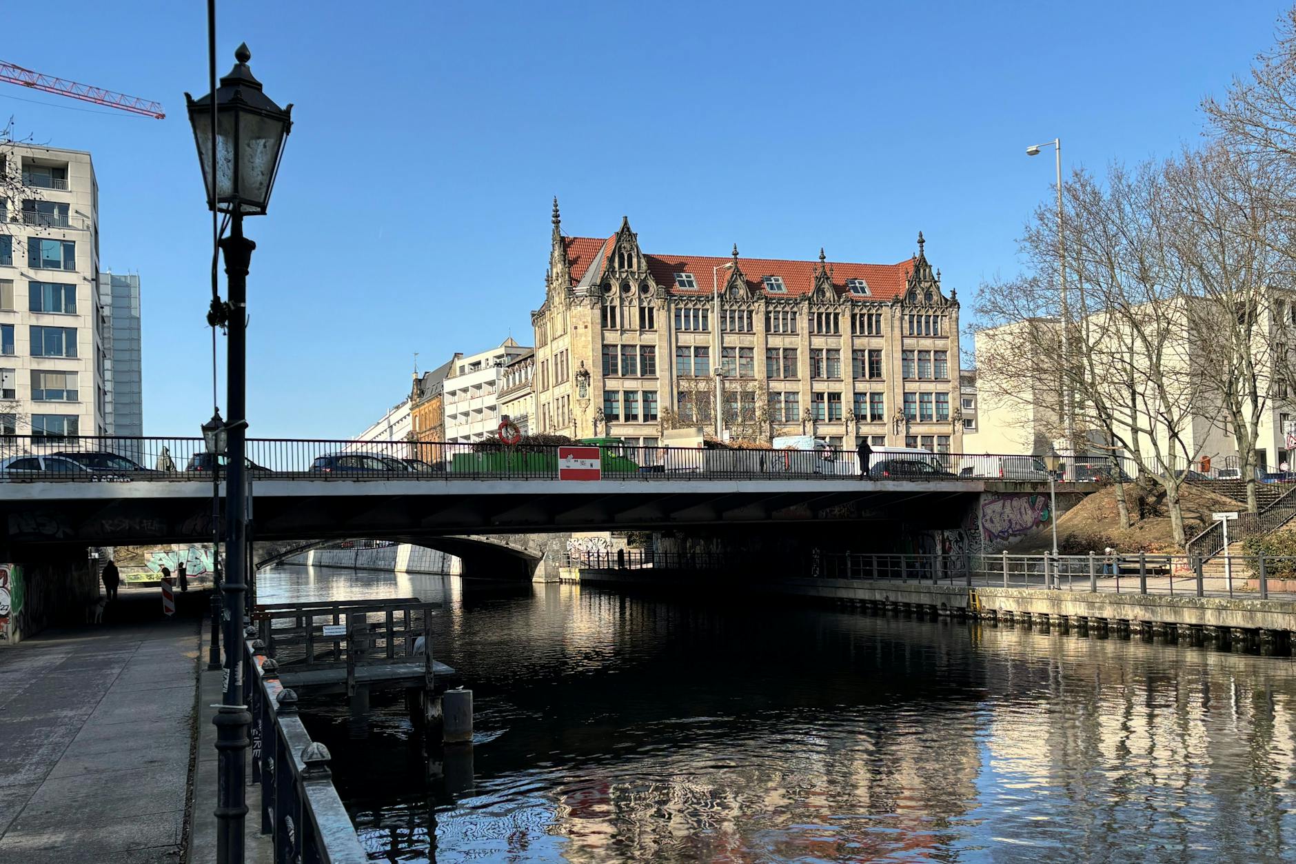 Die Neue Gertraudenbrücke führt seit 1977 unweit vom Spittelmarkt in Mitte über den Spreekanal. Der Uferweg kreuzt heute unterirdisch.