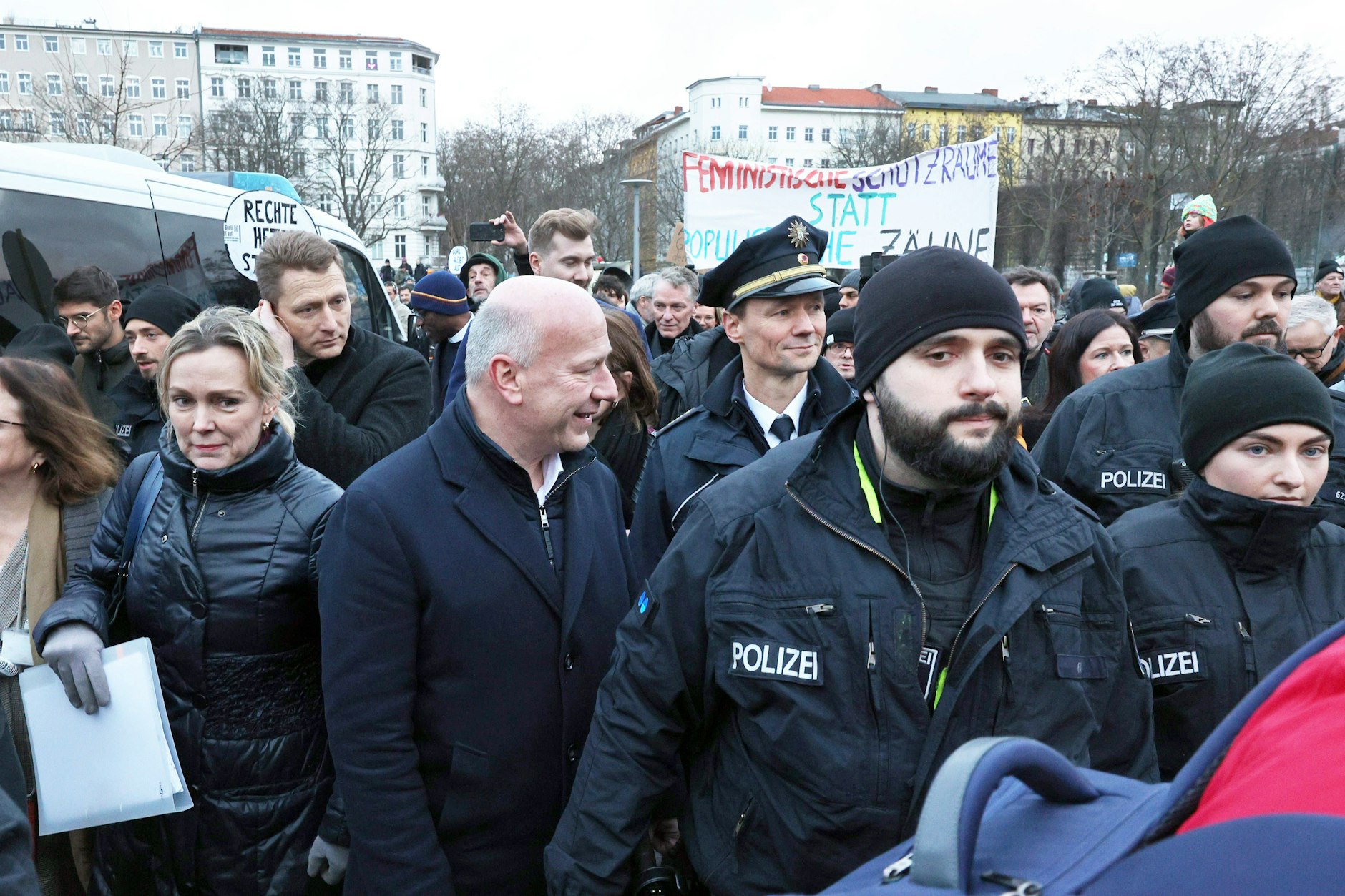 Kai Wegner bei einer Begehung des Görlitzer Parks im Januar 2024.