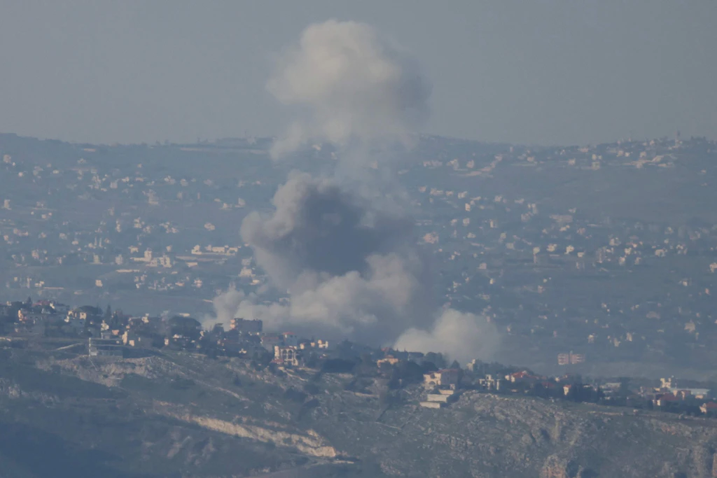 Am 2. März 2026 steigt nach einem israelischen Luftangriff in Deir Seryan im Südlibanon Rauch auf.