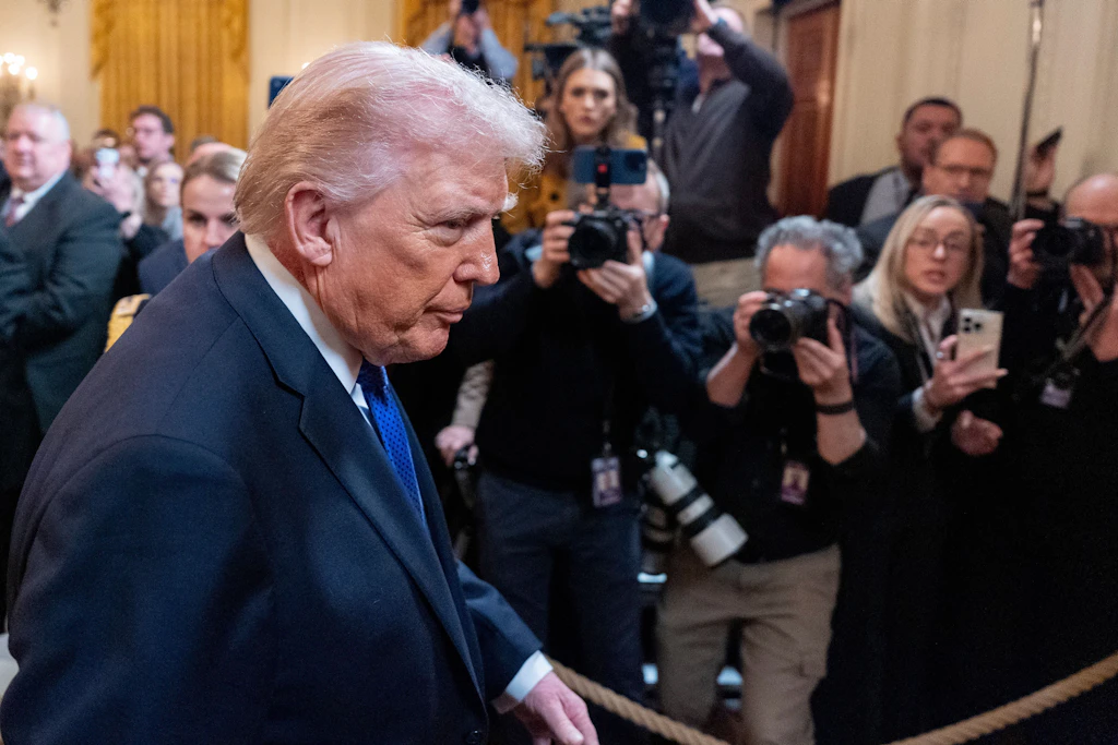 Präsident Donald Trump verlässt nach einer Zeremonie zur Verleihung der Ehrenmedaille den Ostsaal des Weißen Hauses.