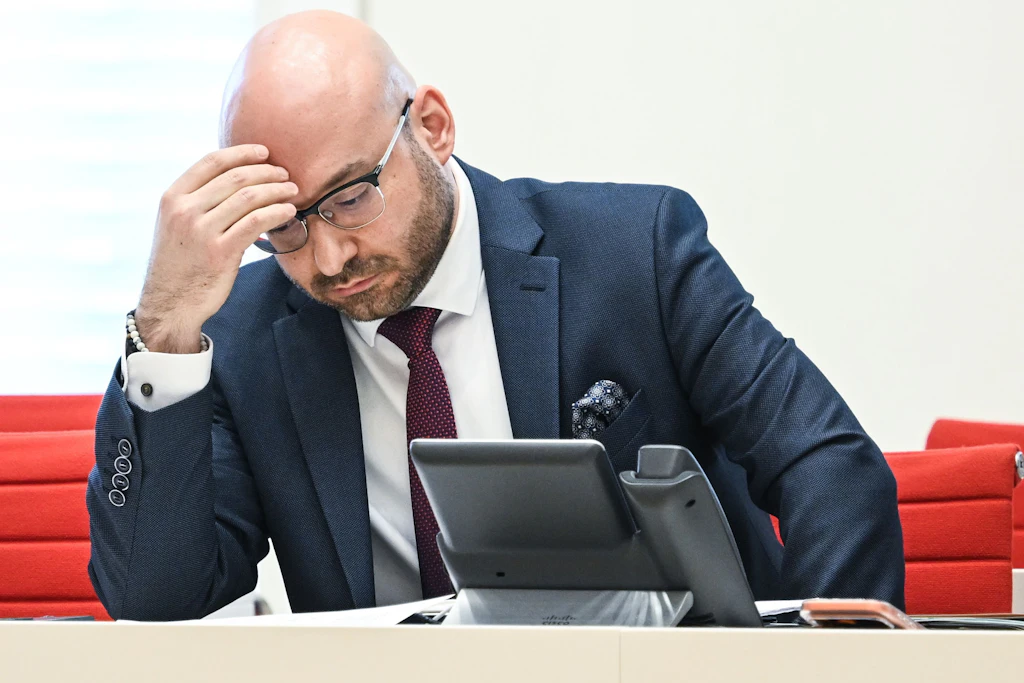 Einbürgerungen in Brandenburg: Über 11.000 Anträge unbearbeitet