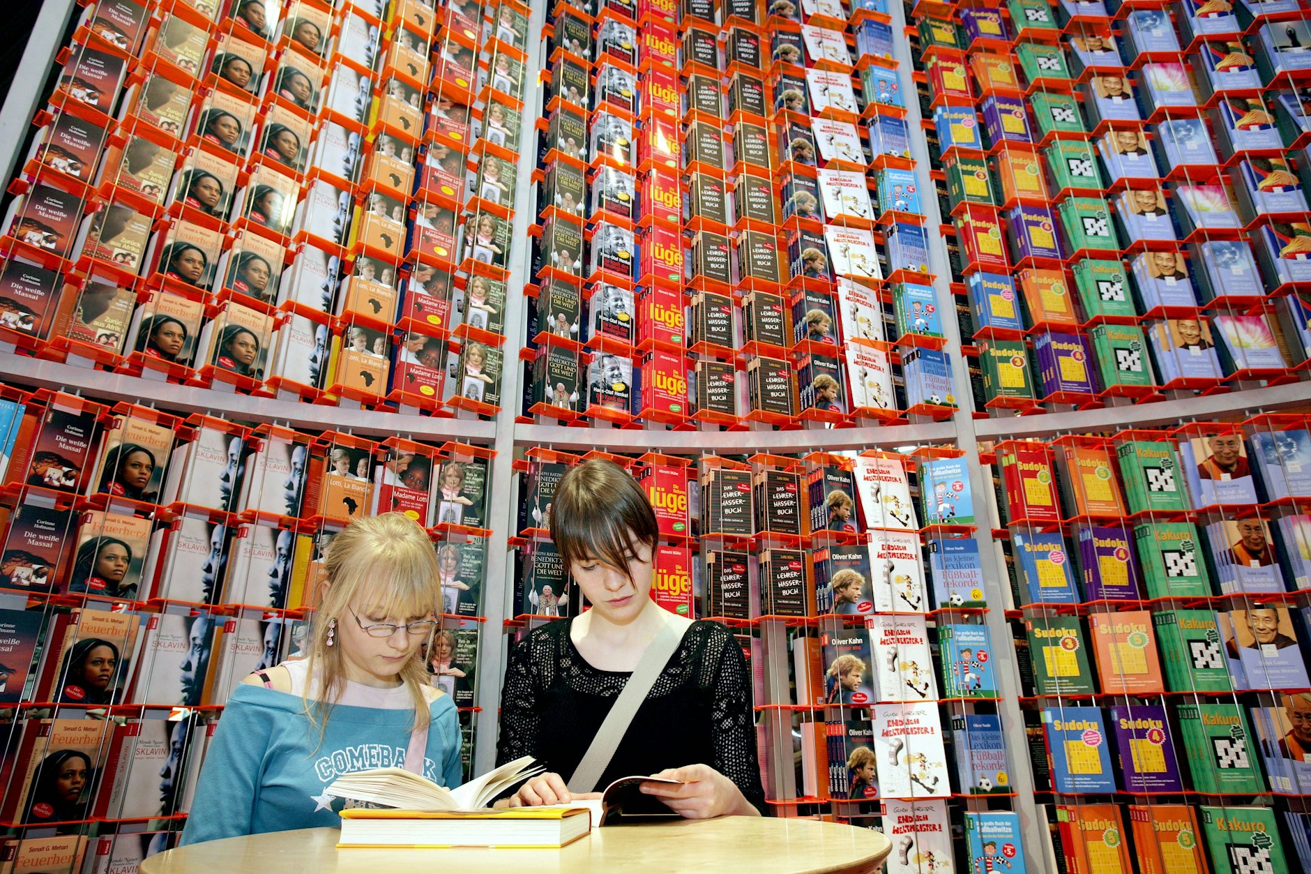 Schon seit einigen Jahren stellen sich viele Schriftsteller die Frage, ob KI-Literatur eines Tages ihre Arbeit verdrängen wird.