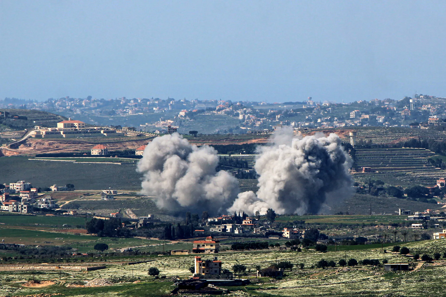 Libanon, Kfar Tebniet: Rauch steigt nach einem israelischen Luftangriff auf mutmaßlich pro-iranischen Hisbollah-Stellungen auf.