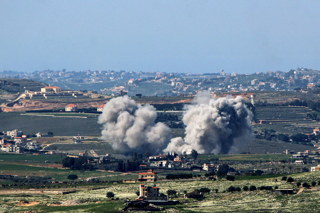 Libanon, Kfar Tebniet: Rauch steigt nach einem israelischen Luftangriff auf mutmaßlich pro-iranischen Hisbollah-Stellungen auf.