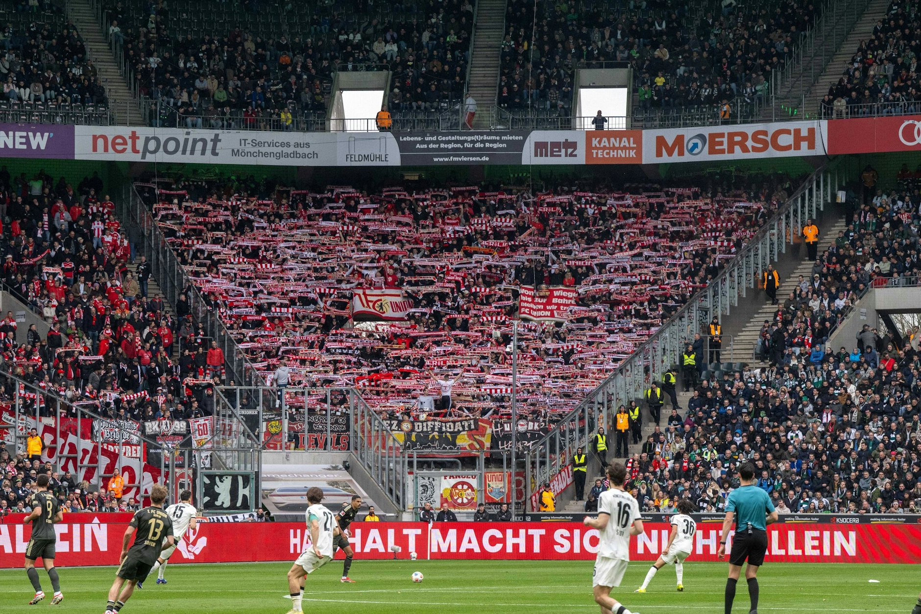 2800 Union-Fans unterstützten die Profis der Eisernen im Borussia-Park. 