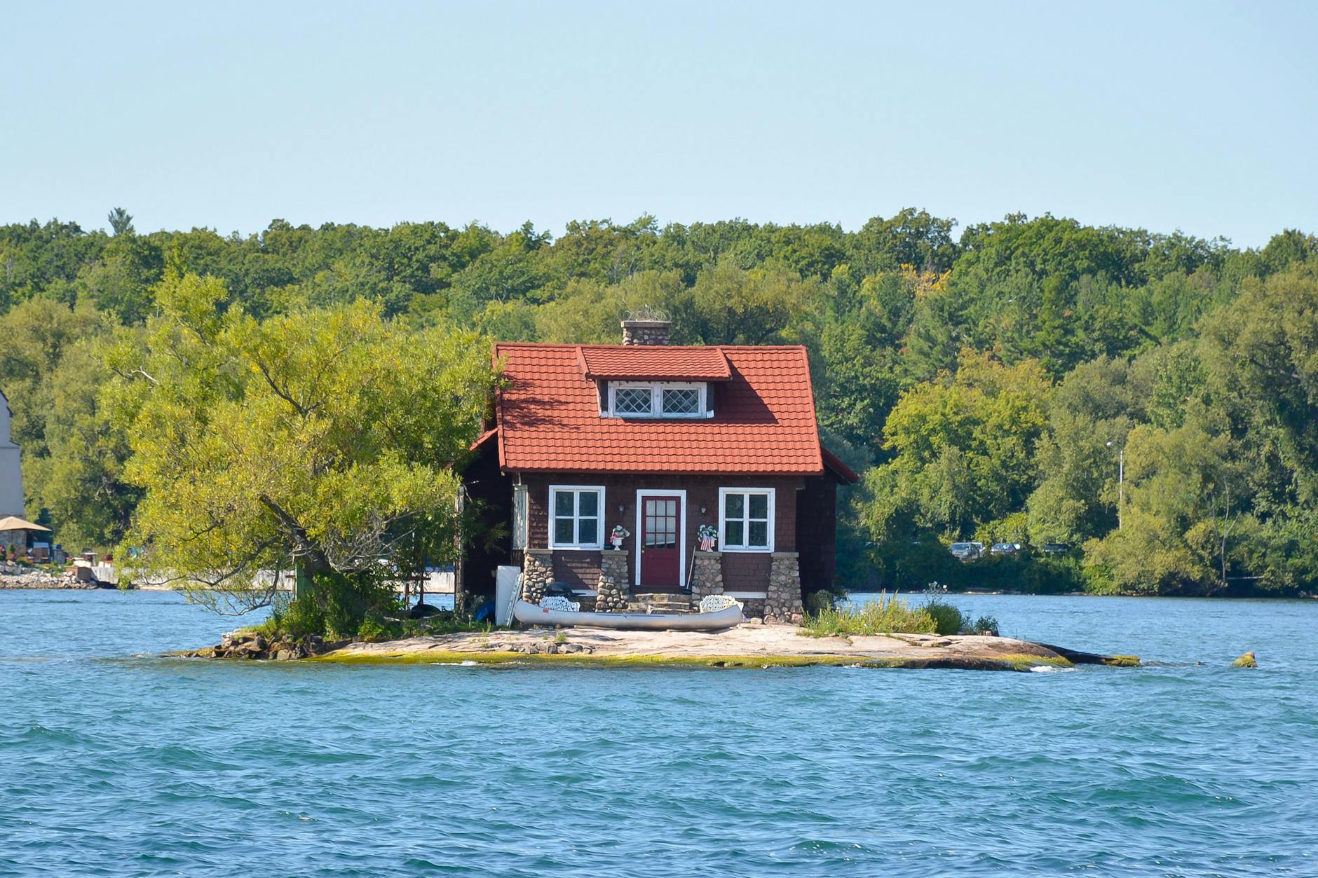 Mehr als ein Haus passt kaum auf den Felsen – rundherum nichts als Wasser.