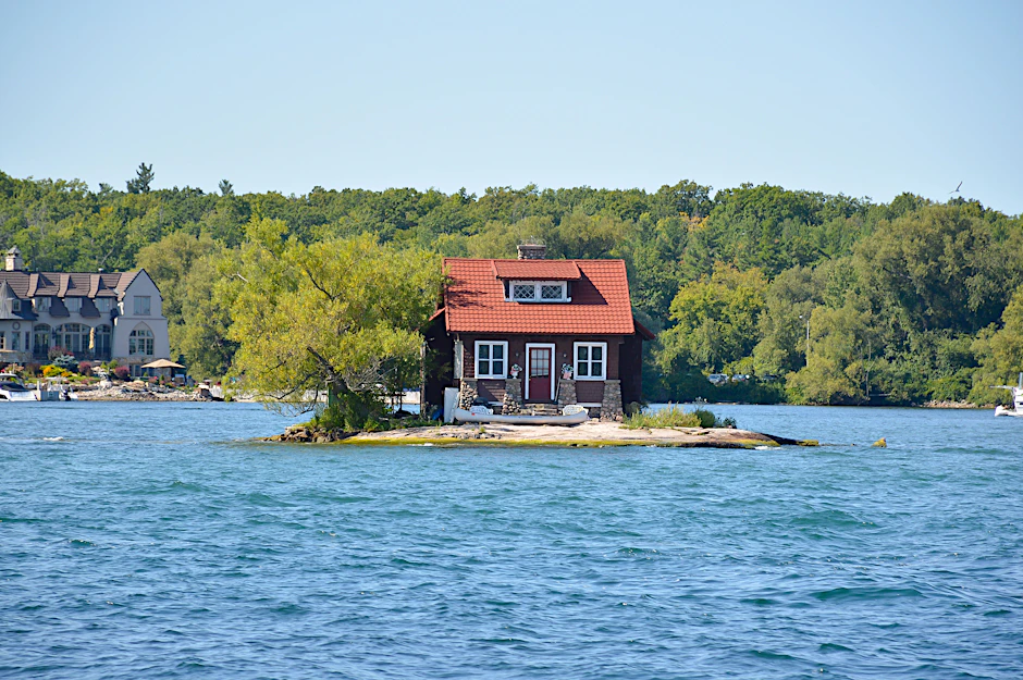 Mehr als ein Haus passt kaum auf den Felsen – rundherum nichts als Wasser.