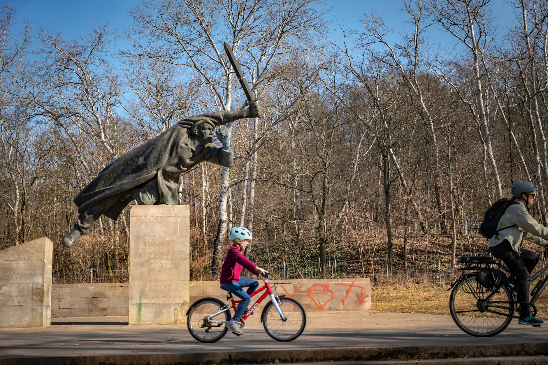 (Symbolbild) Im Volkspark Friedrichshain sind tagsüber viele Familien mit Kindern unterwegs. In der Nacht zu Dienstag gab es hier eine gefährliche Schießerei.