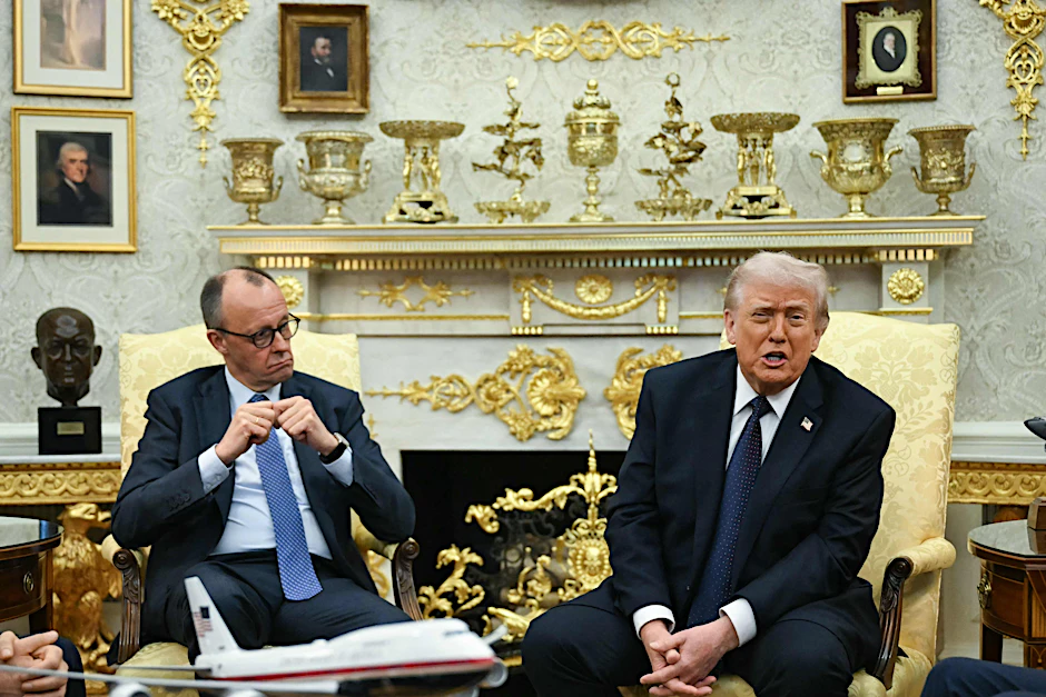 US-Präsident Donald Trump&nbsp; und Bundeskanzler Friedrich Merz im Weißen Haus: Der eine redet, der andere nickt beflissen.