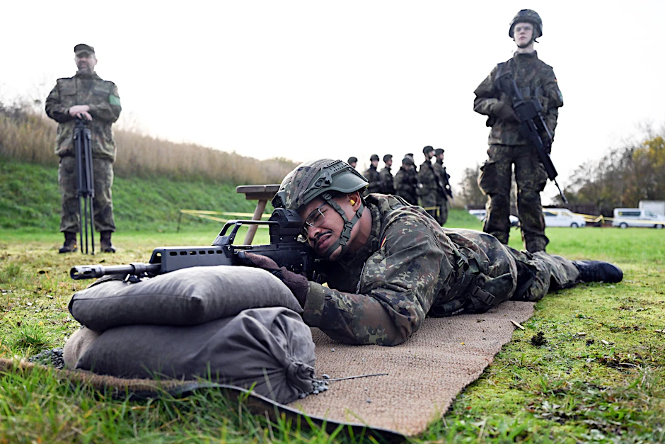 Rekruten bei der Gefechtsausbildung im Rahmen eines Medientages zur Basisausbildung bei der Bundeswehr im Aufklärungsbataillon 7.