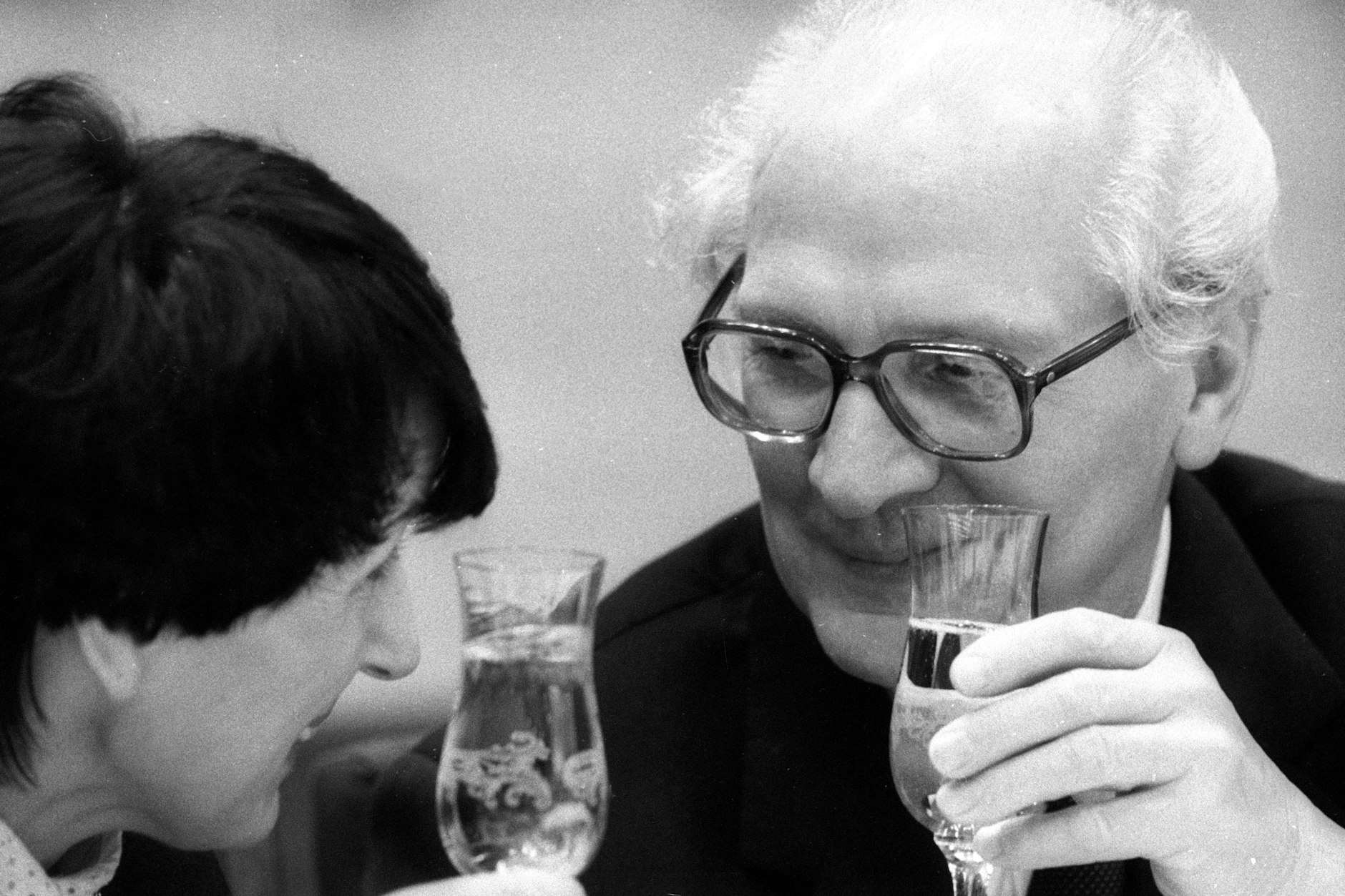 DDR-Staatsratsvorsitzender Erich Honecker stößt anlässlich des Internationalen Frauentags an.