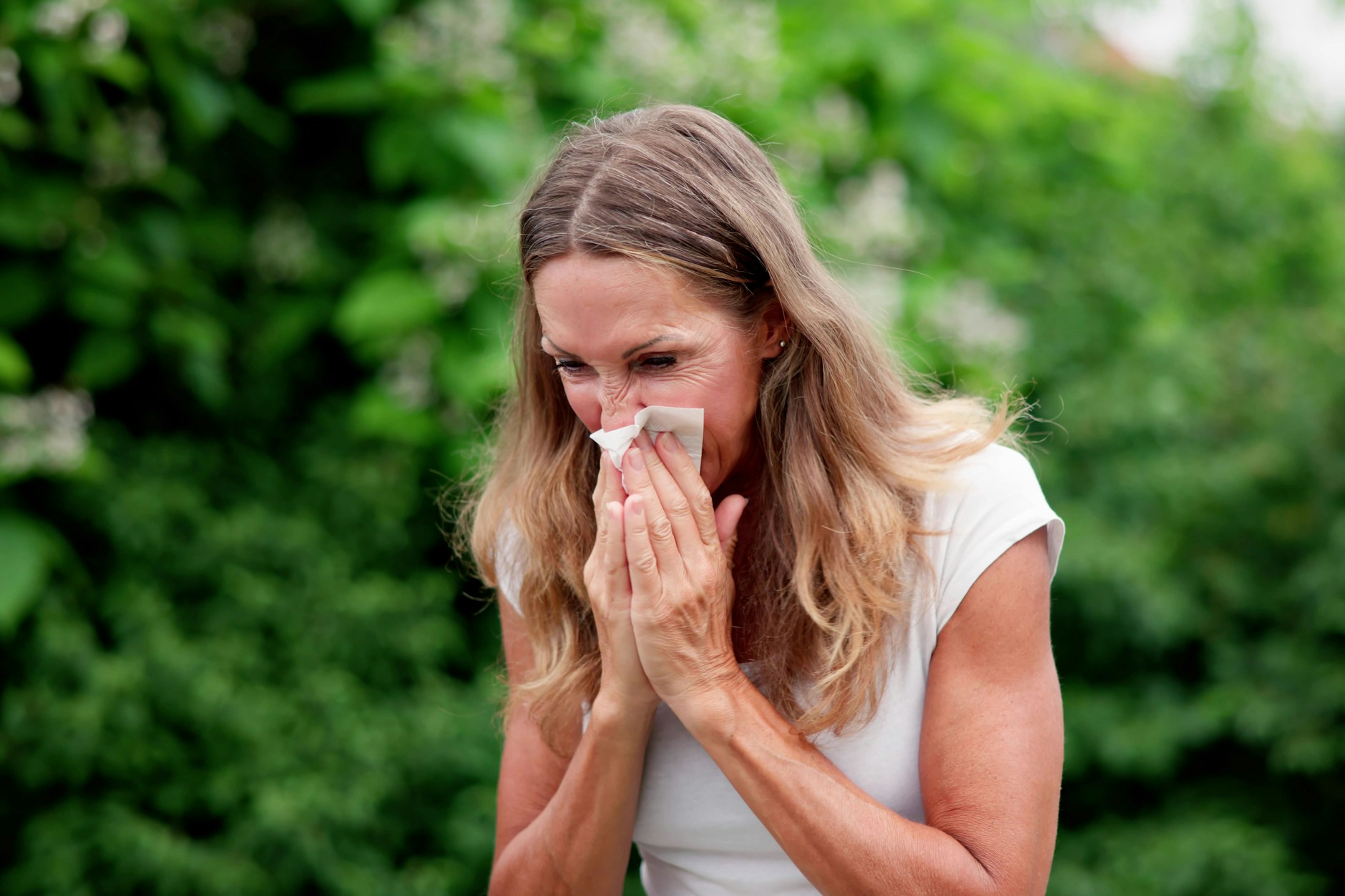 Eine Frau reagiert allergisch auf Pollen: Hasel und Erle dominieren momentan in Berlin.
