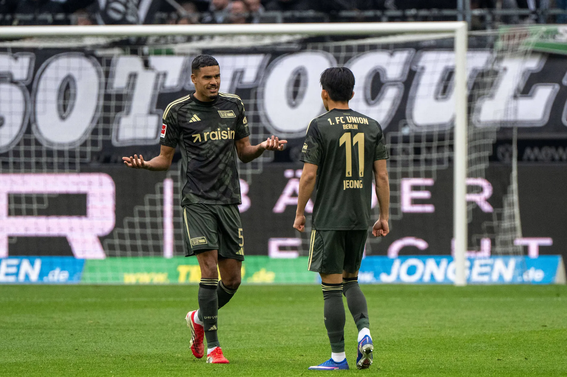 Ratlosigkeit beim 1. FC Union Berlin: Danilho Doekhi und Wooyeong Jeong (v.l.) hatten nach dem Spiel bei Borussia Mönchengladbach reichlich Redebedarf.