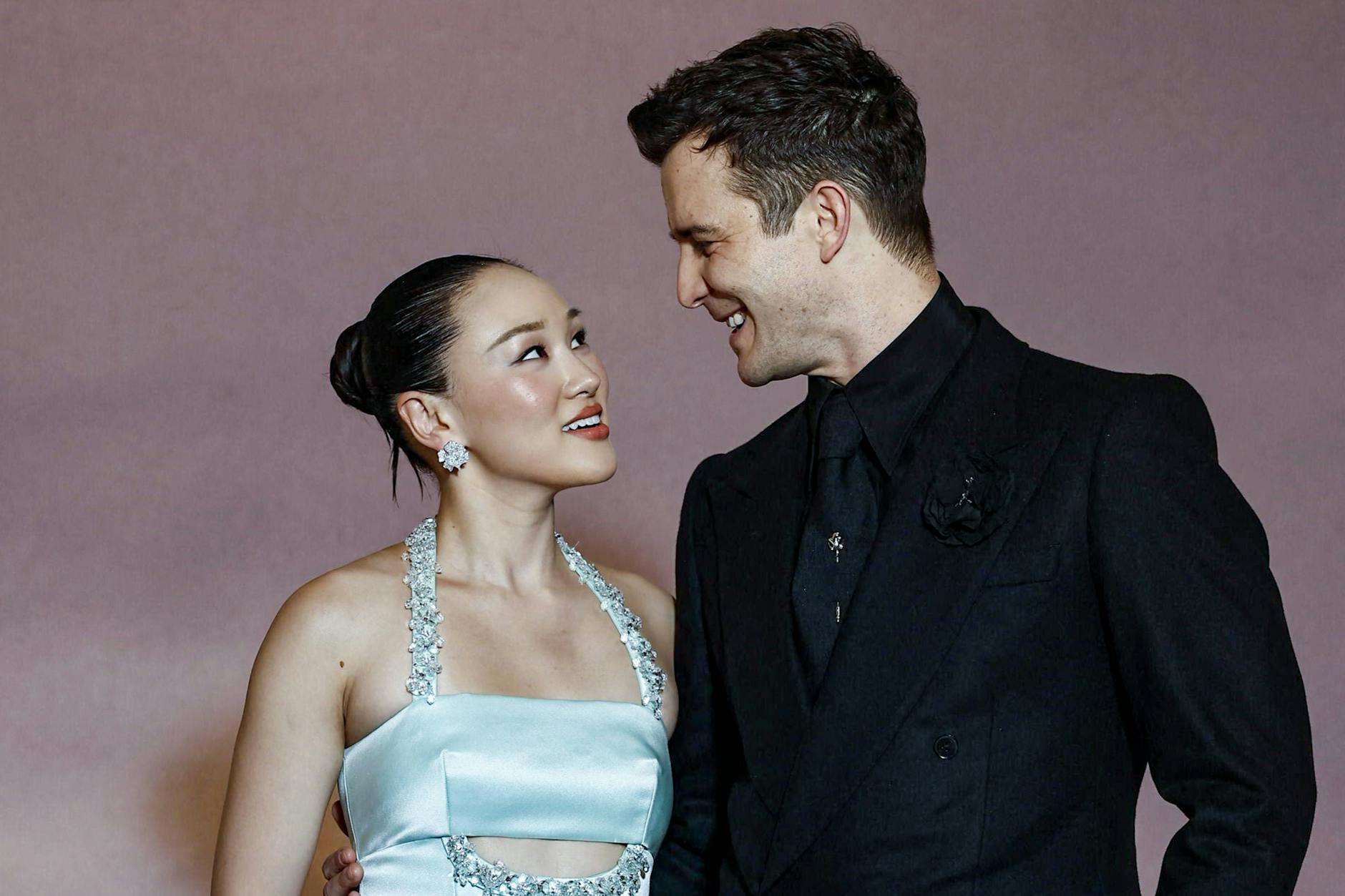 Yerin Ha und Luke Thompson spielten in der diesjährigen „Bridgerton“-Staffel die Hauptrollen.