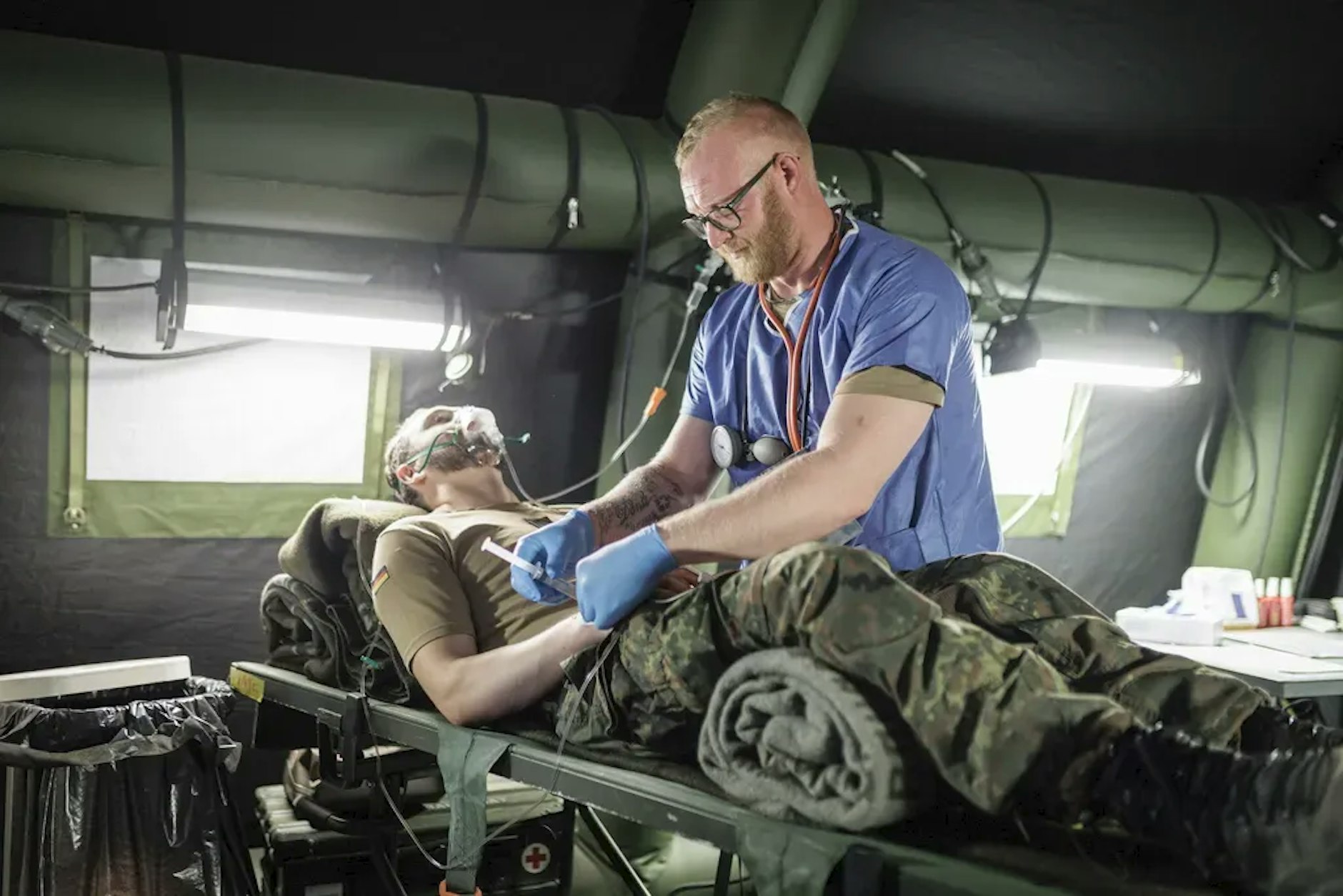 Ärzte und Sanitäter des Sanitätsdienstes der Bundeswehr simulieren die Versorgung von Verwundeten unter Einsatzbedingungen. Aufgenommen im Rahmen des Nato-Grossmanövers „Steadfast Defender“.